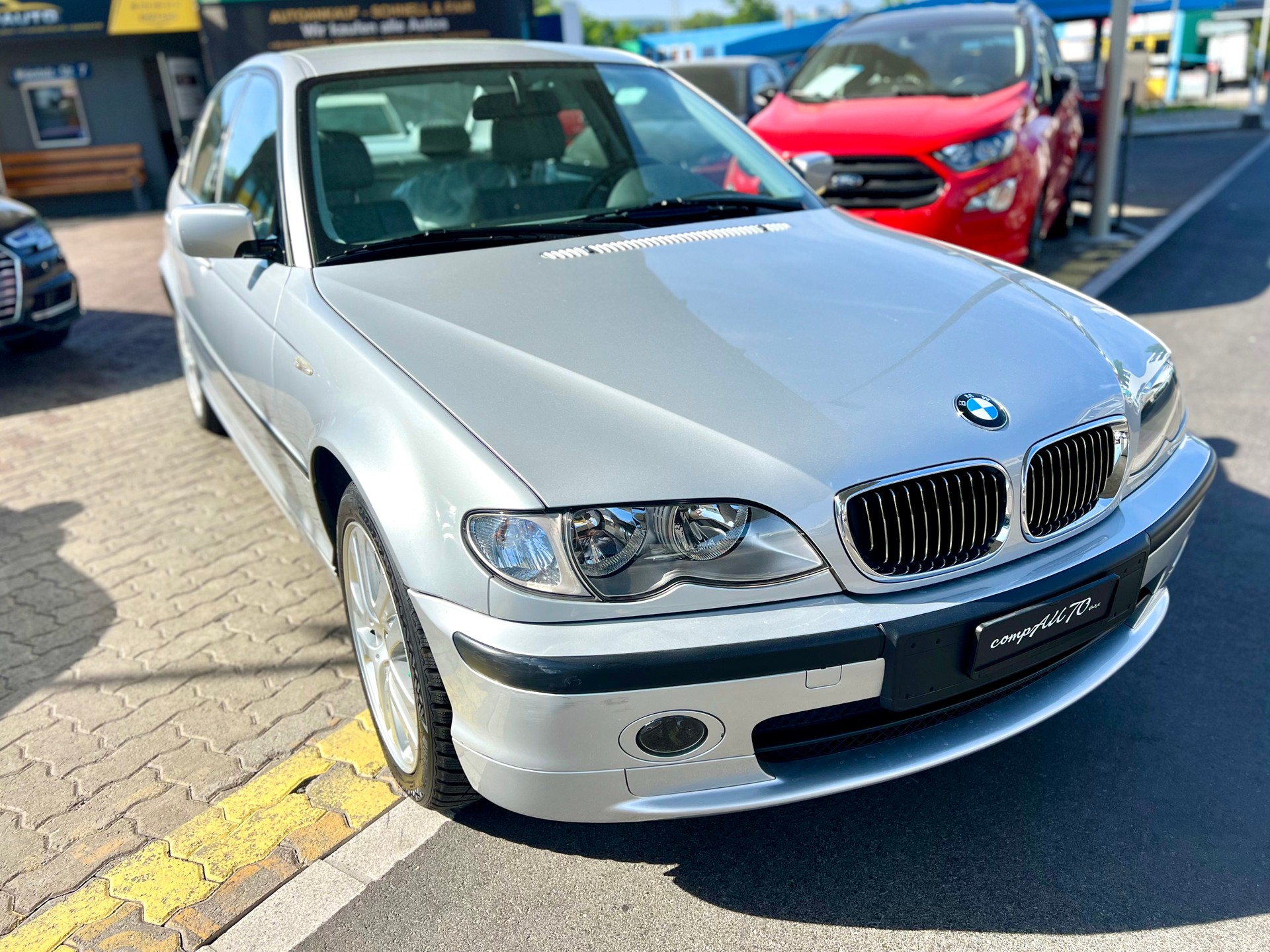 BMW 330xi-image-10
