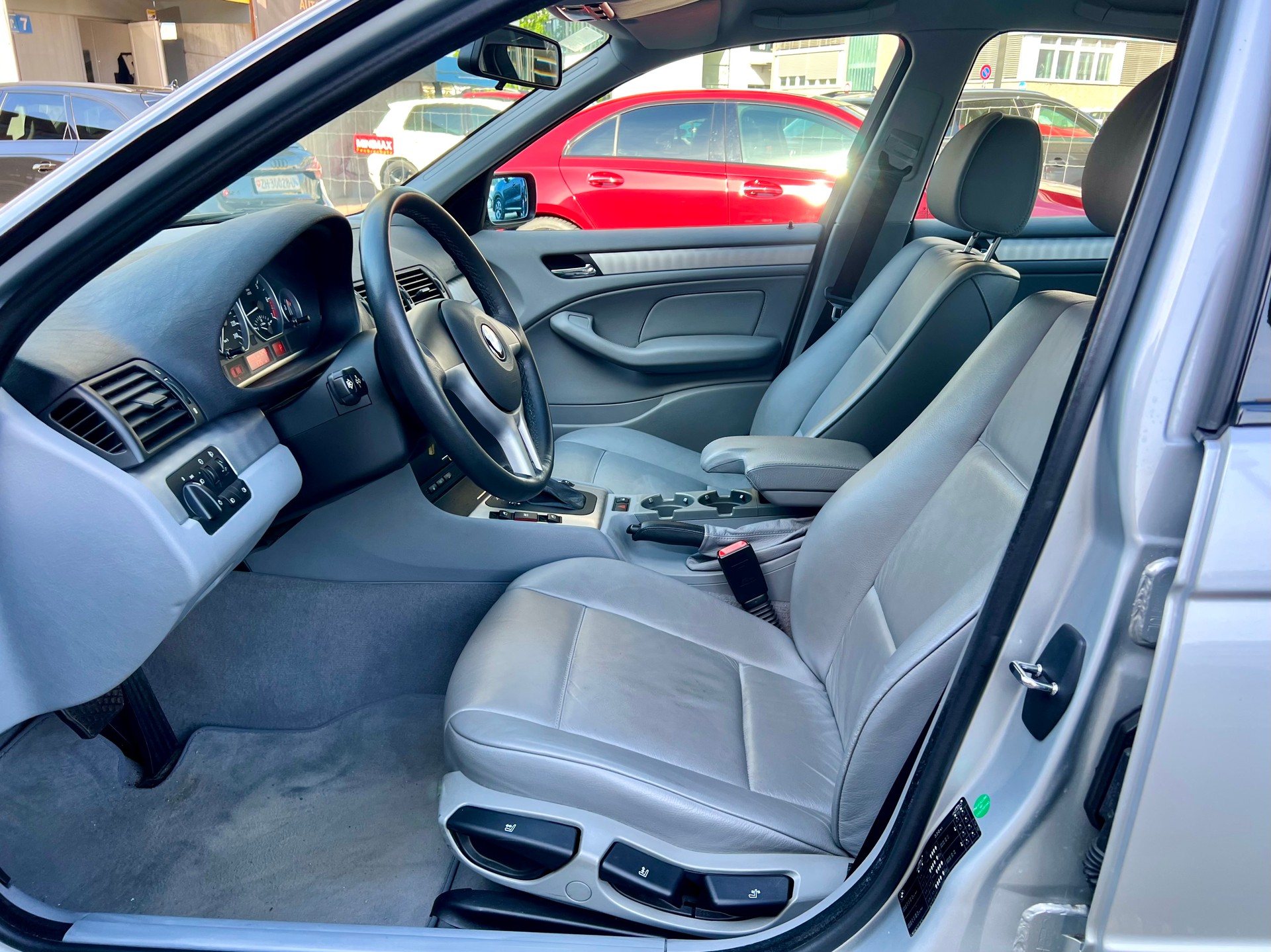 BMW 330xi-image-15