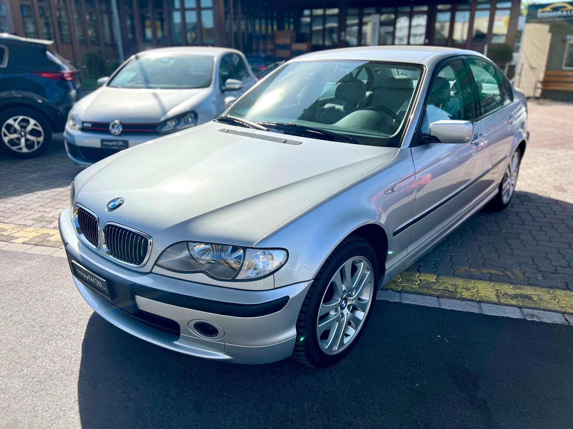 BMW 330xi-showroom-element-1