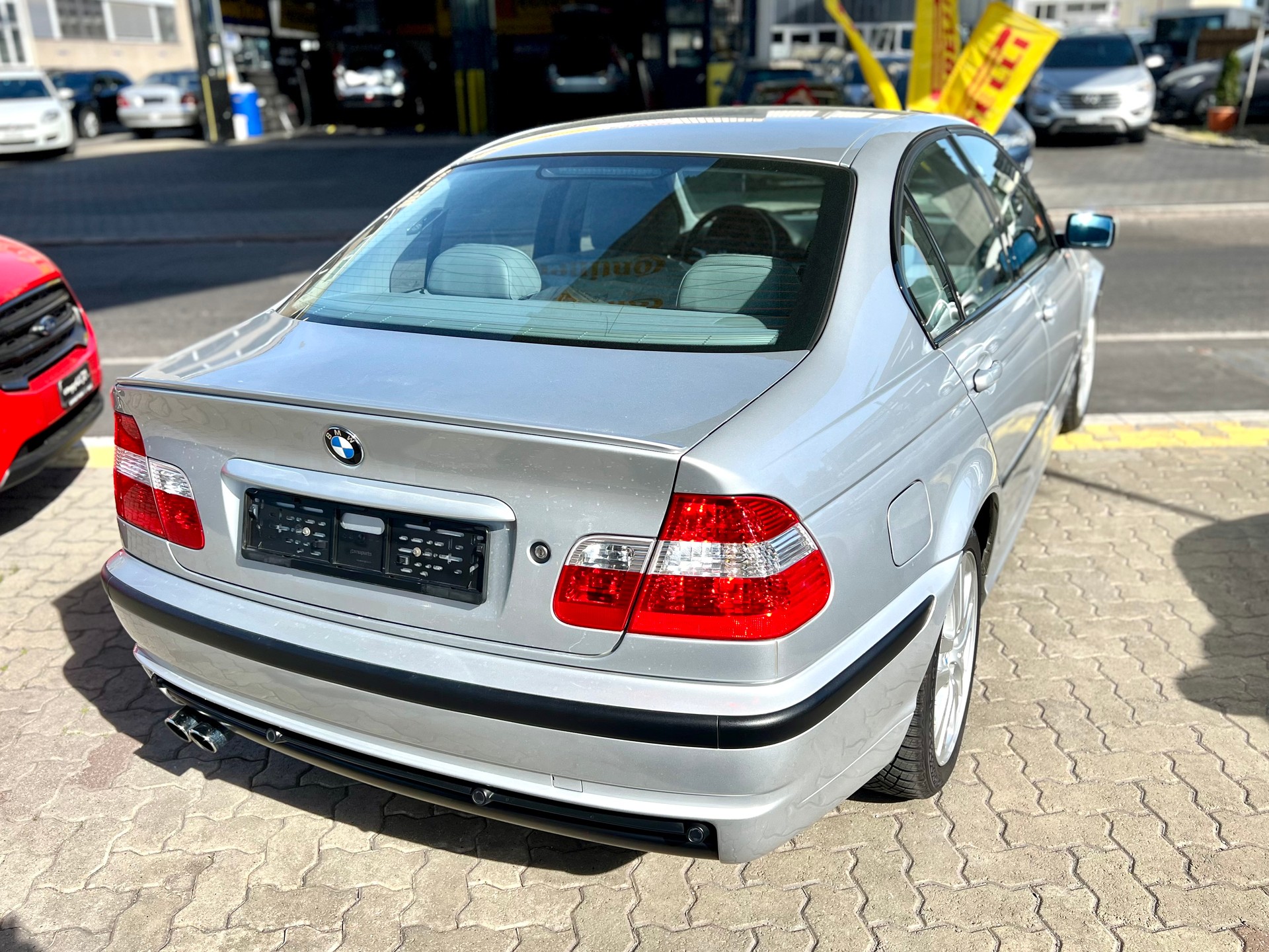 BMW 330xi-image-6