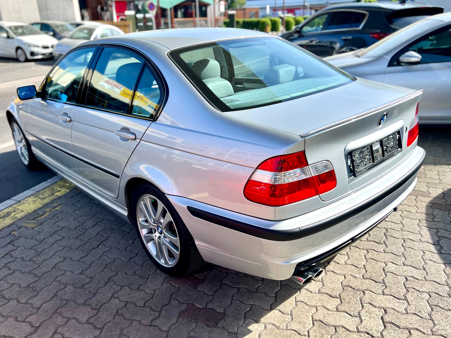 BMW 330xi-image-4