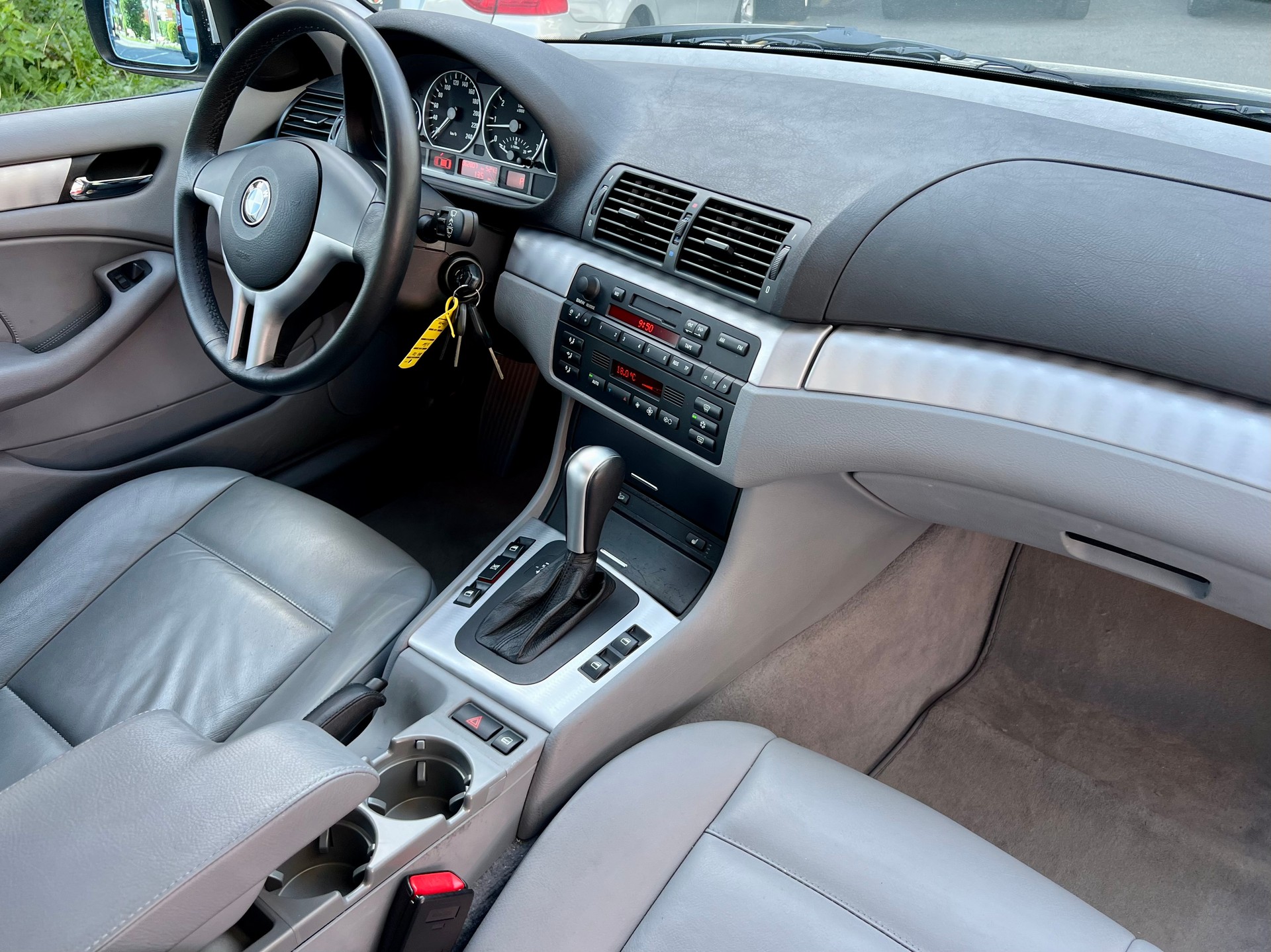 BMW 330xi-image-20