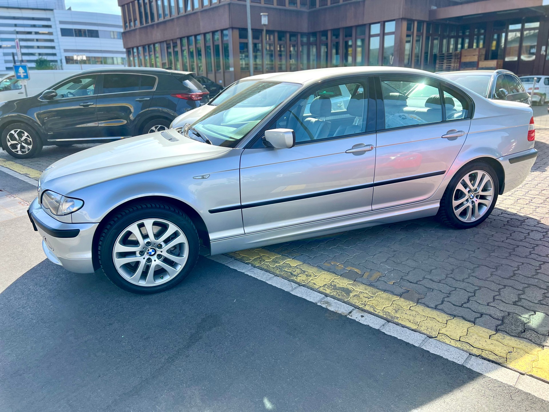 BMW 330xi-showroom-element-2