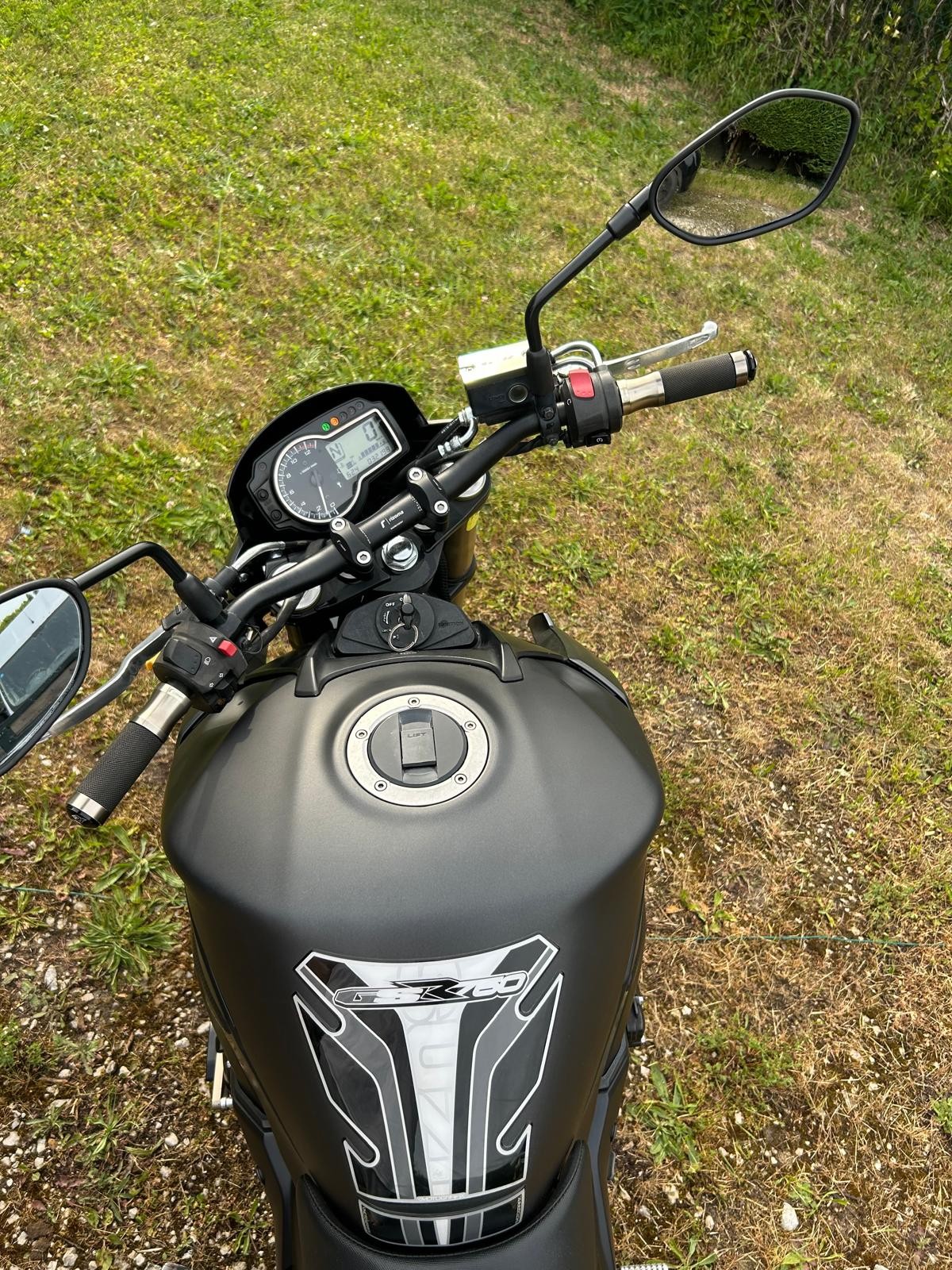 SUZUKI GSR 750 ABS-image-7