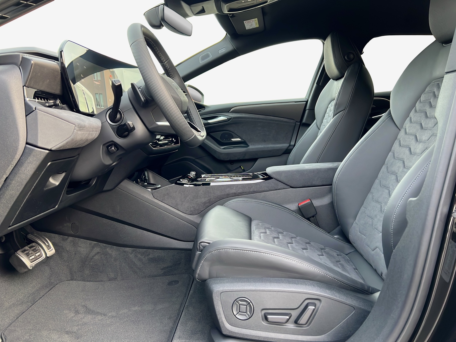 AUDI A6 Avant e-tron quattro-image-7