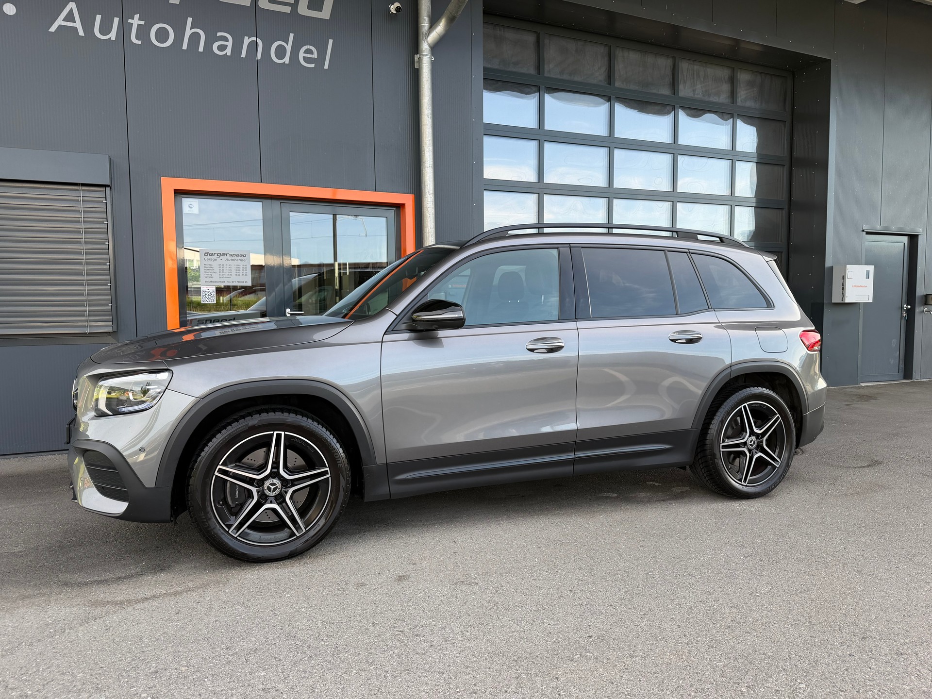MERCEDES-BENZ GLB 250 4Matic AMG Line 8G-Tronic-showroom-element-2