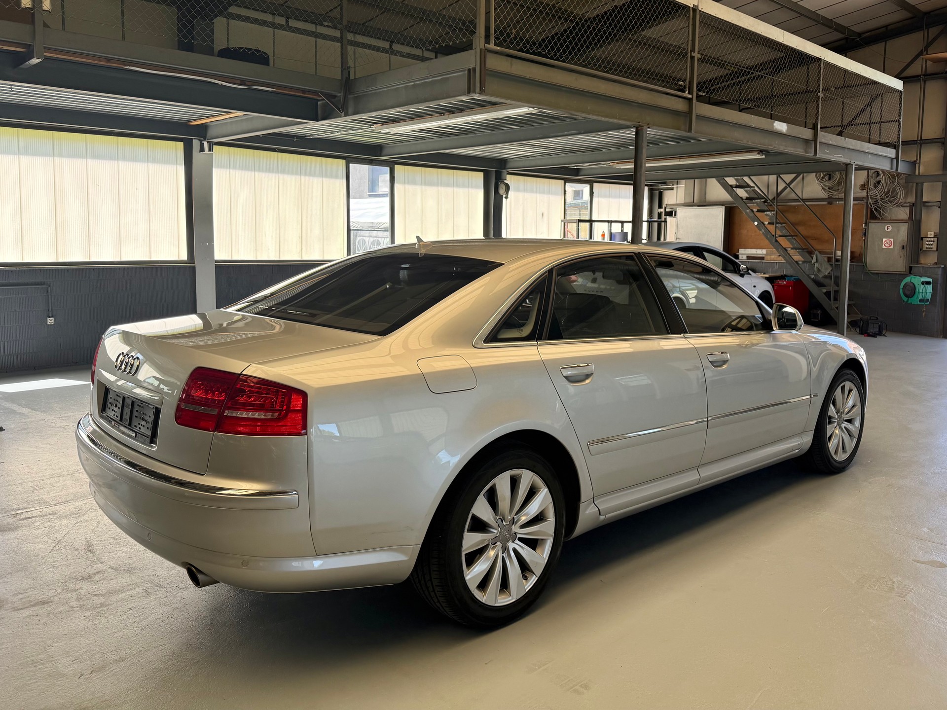 AUDI A8 L 4.2 FSI quattro tiptronic-image-2