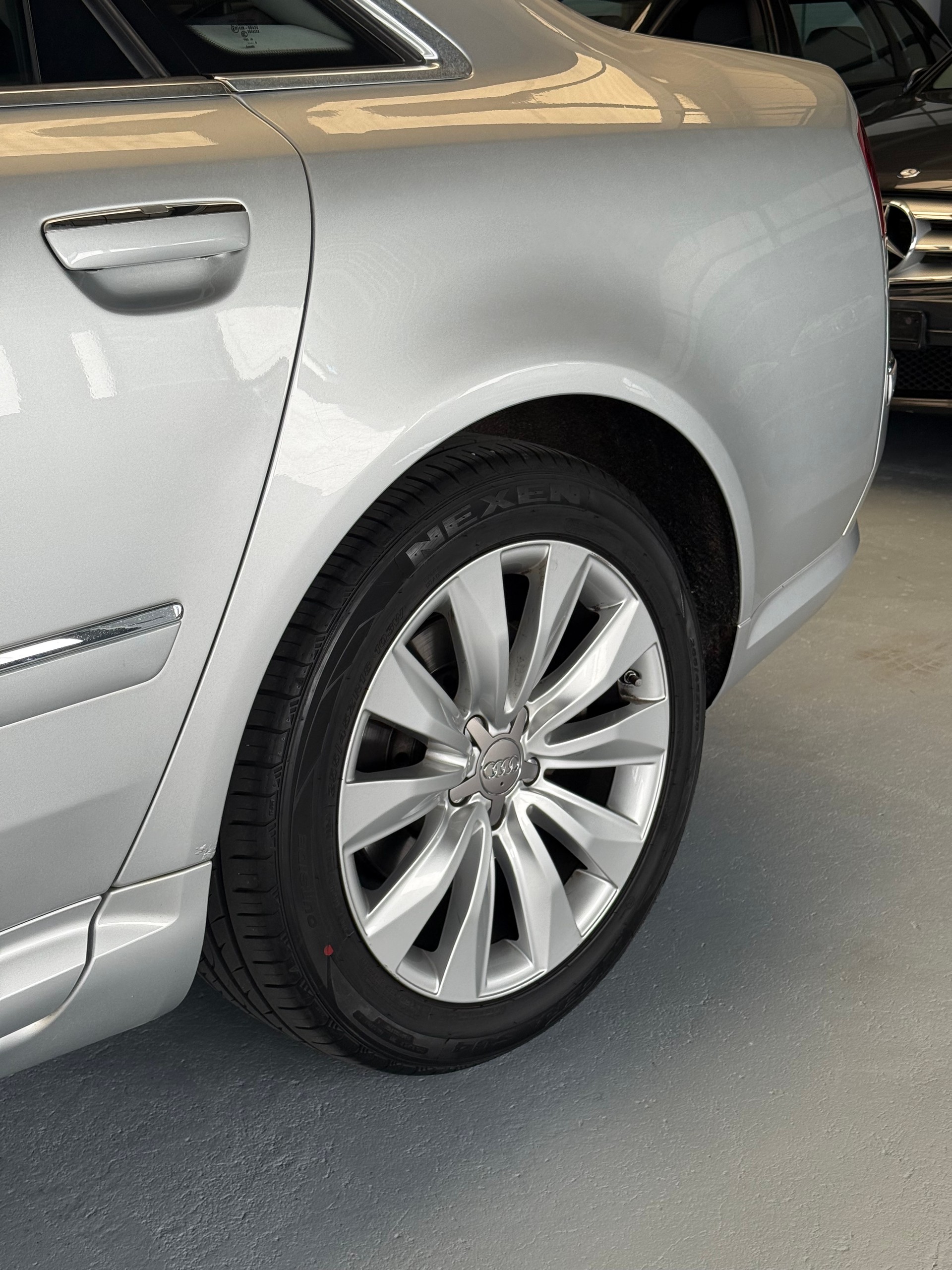AUDI A8 L 4.2 FSI quattro tiptronic-image-5