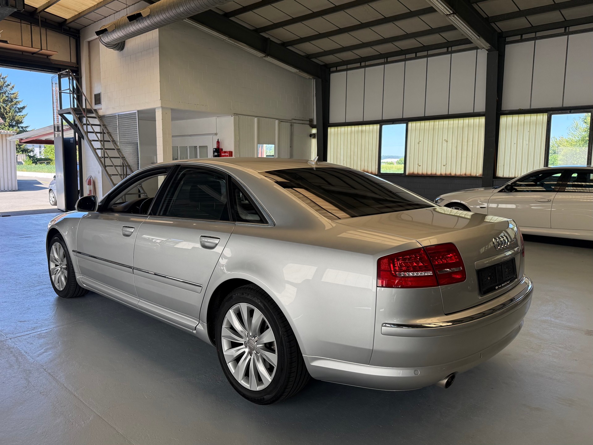 AUDI A8 L 4.2 FSI quattro tiptronic-image-3
