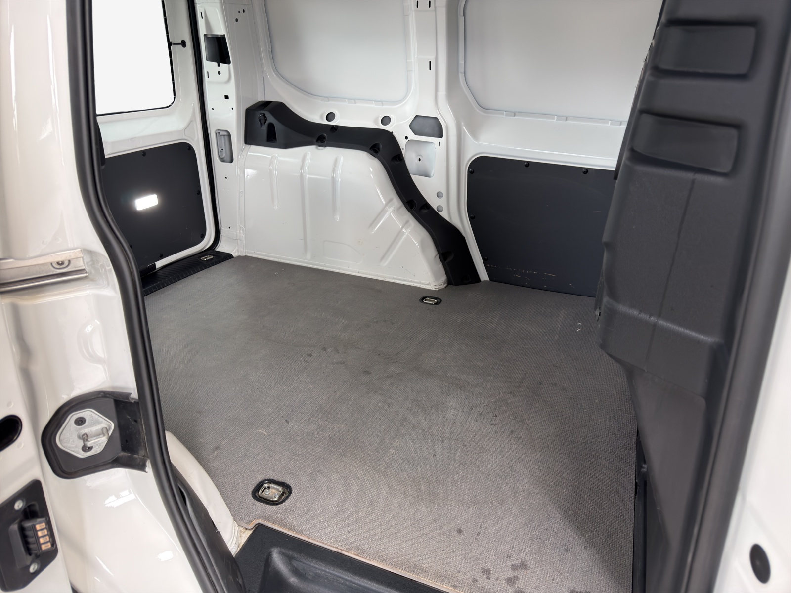 VW Caddy Cargo 2.0TDI 4Motion-image-11