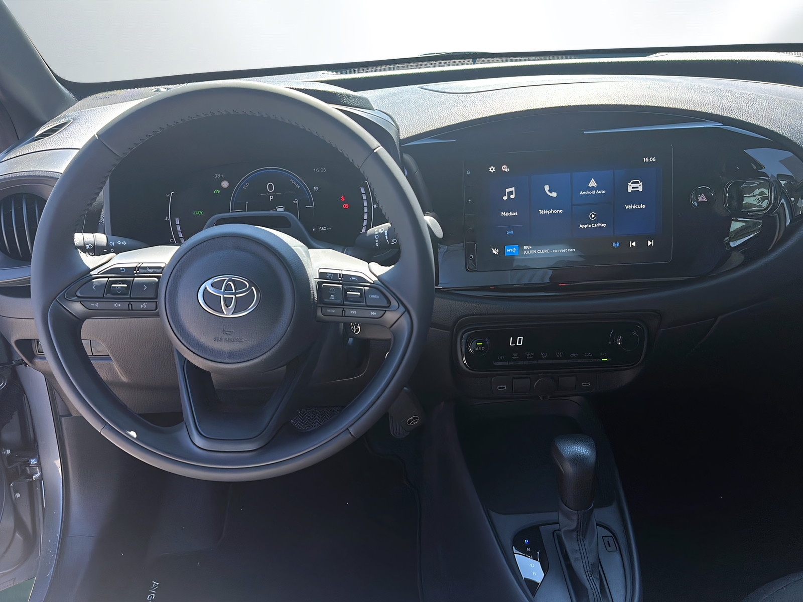 TOYOTA Aygo X 1.5 Comfort e-CVT-image-5