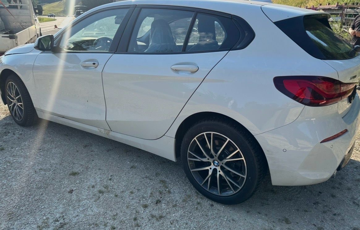 BMW 120d xDrive Steptronic Luxury Line-image-11