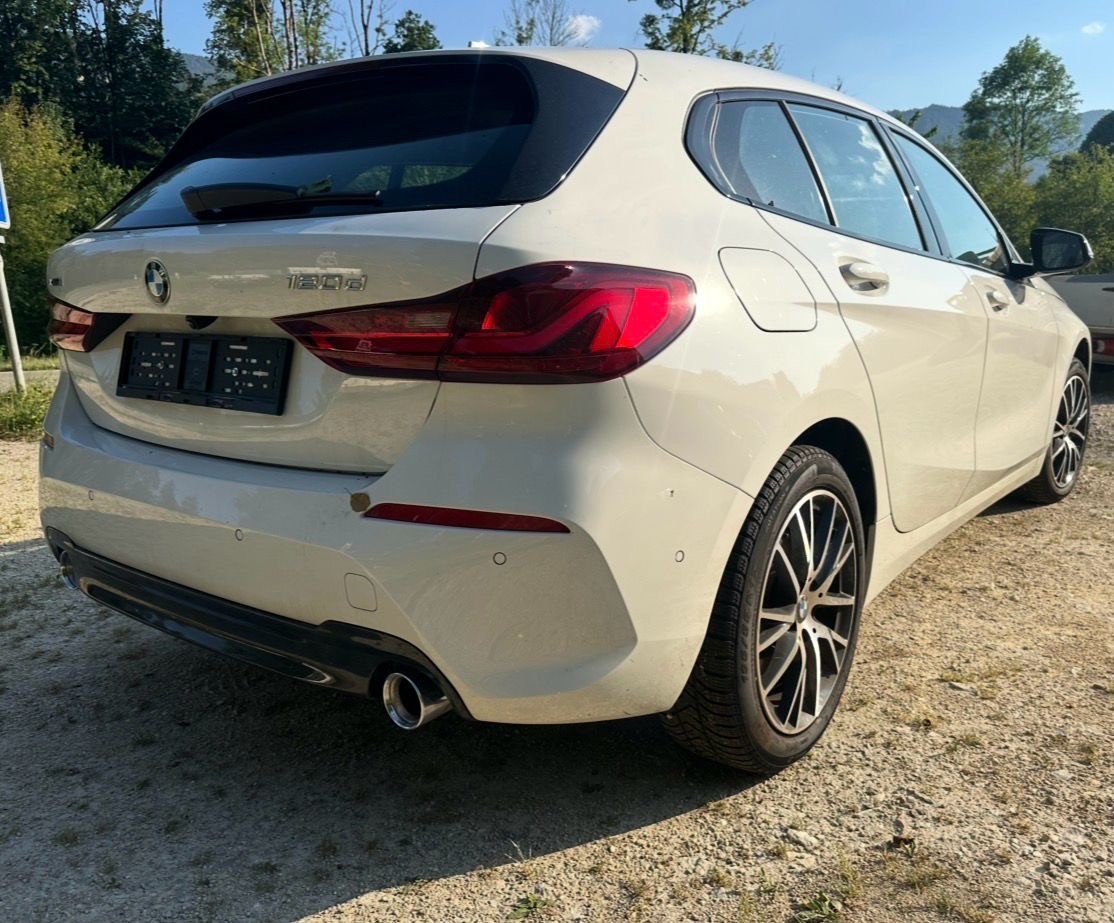BMW 120d xDrive Steptronic Luxury Line-image-3