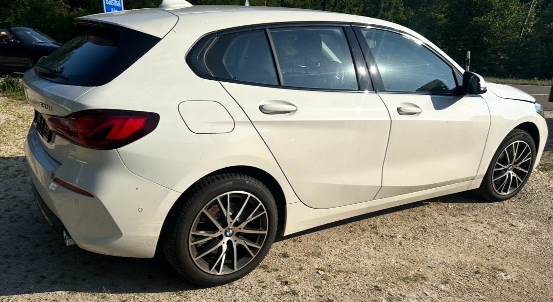 BMW 120d xDrive Steptronic Luxury Line-image-2