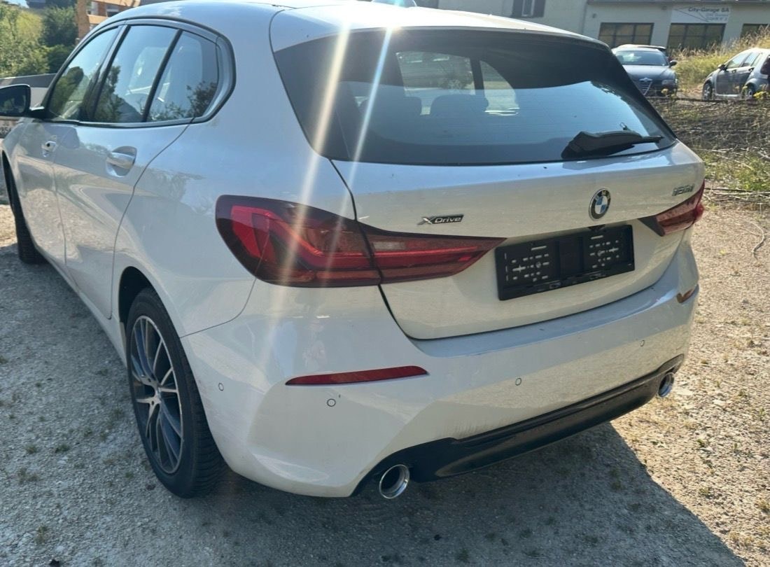 BMW 120d xDrive Steptronic Luxury Line-image-4