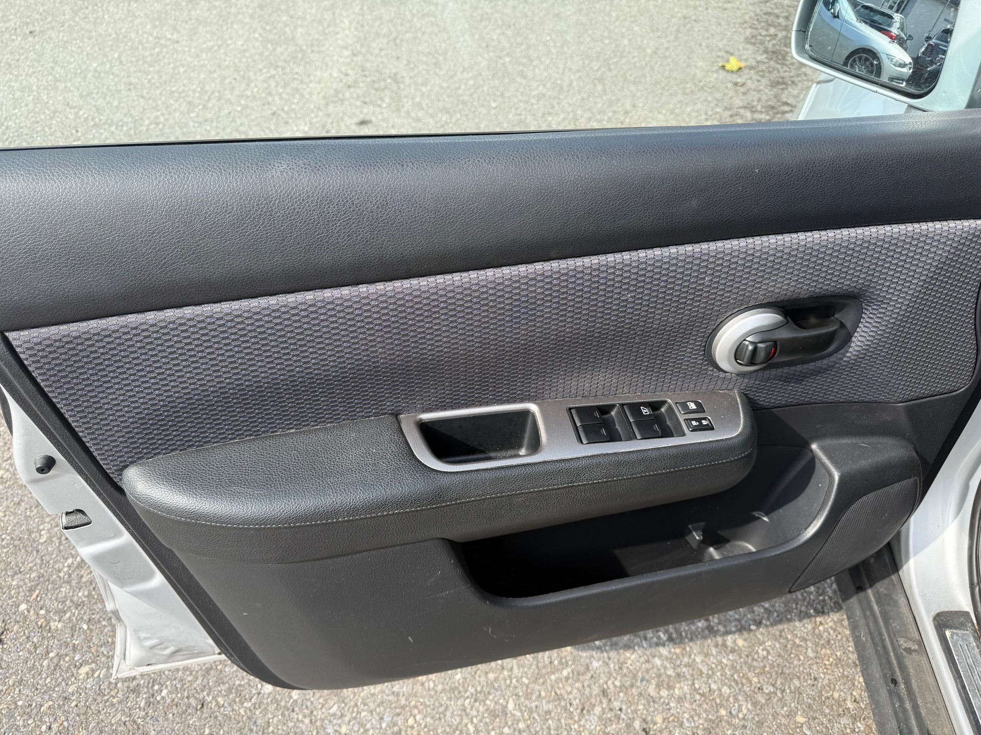 NISSAN Tiida 1.6 acenta Automatic-image-12