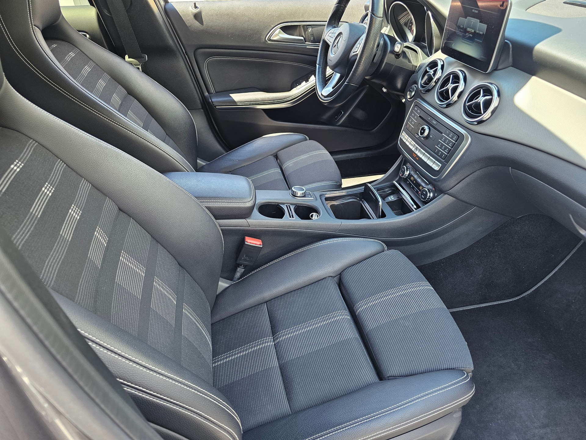 MERCEDES-BENZ GLA 200-image-1