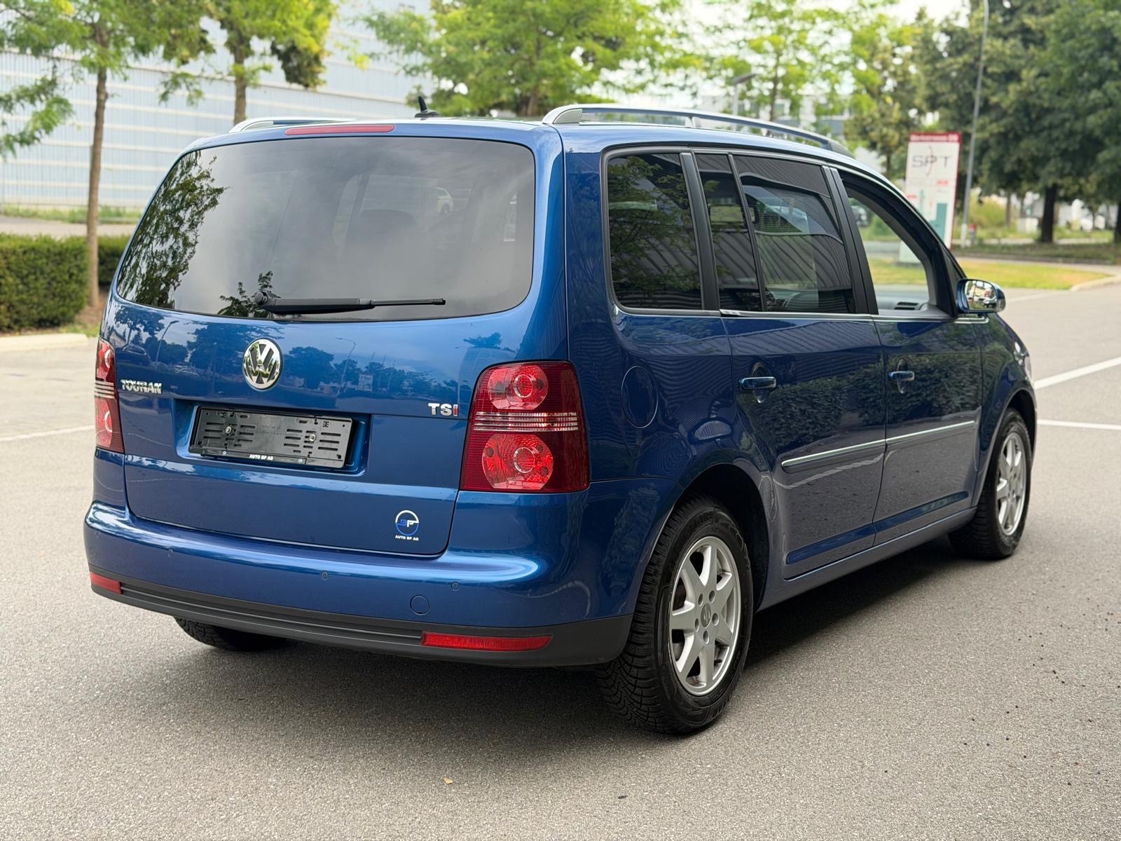 VW Touran 1.4 TSI Highline-image-1