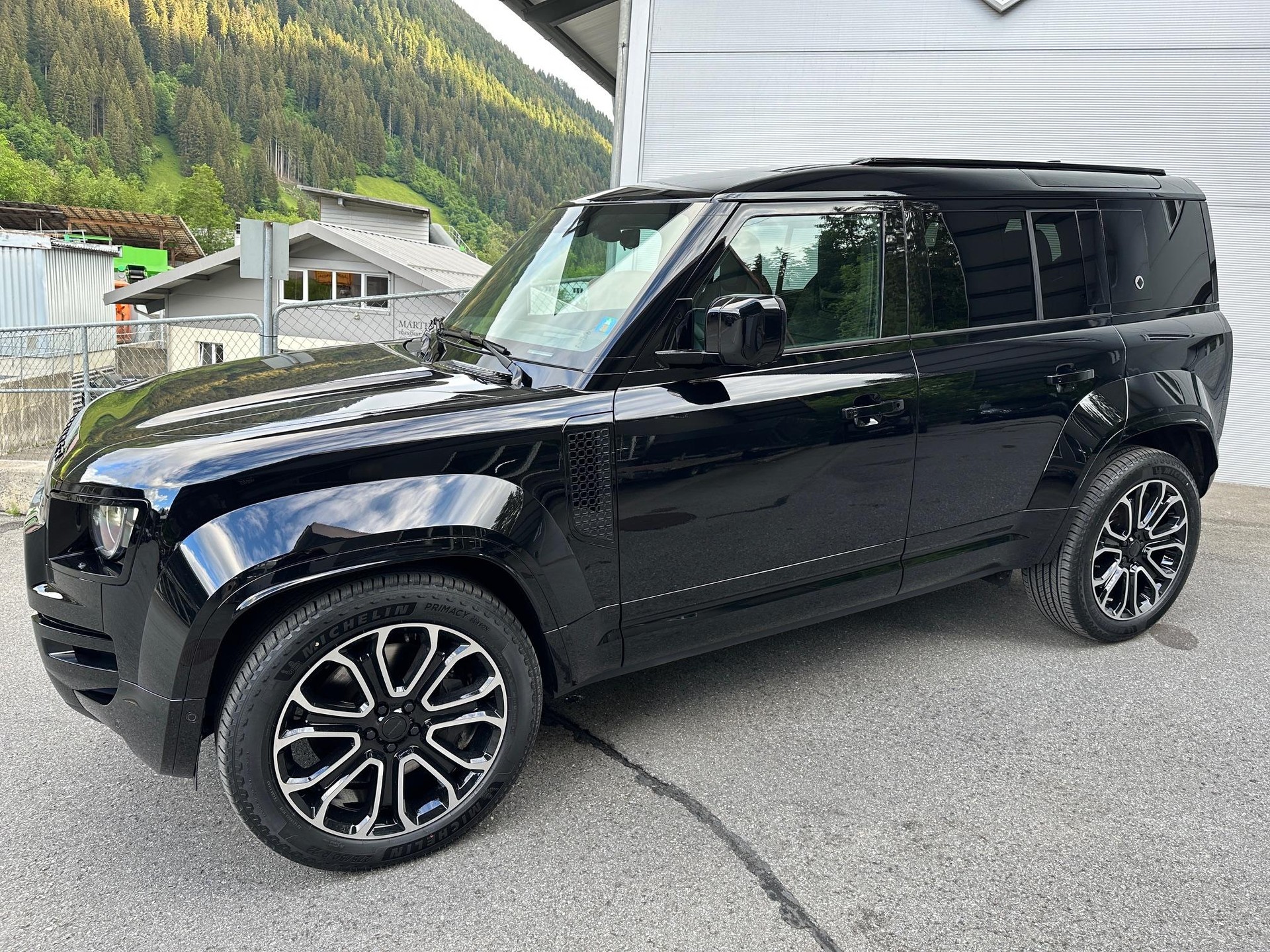 LAND ROVER Defender 110 4.4 V8 Octa Black-image-1