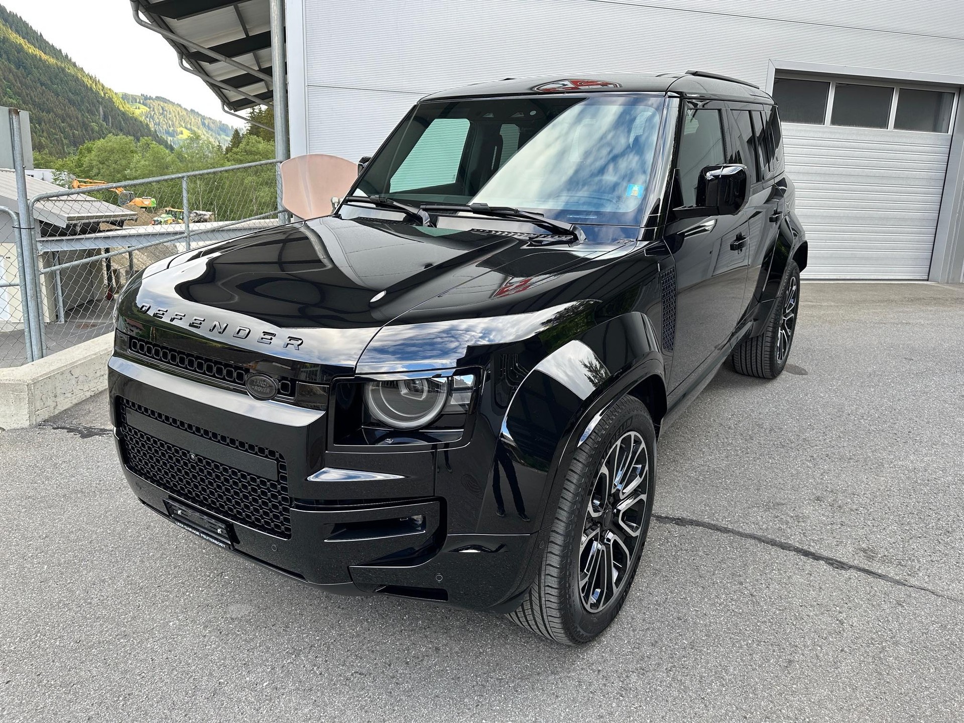 LAND ROVER Defender 110 4.4 V8 Octa Black-image-2