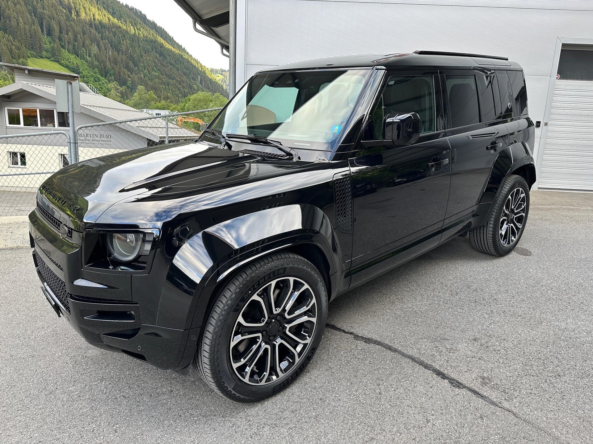 LAND ROVER Defender 110 4.4 V8 Octa Black-image-0