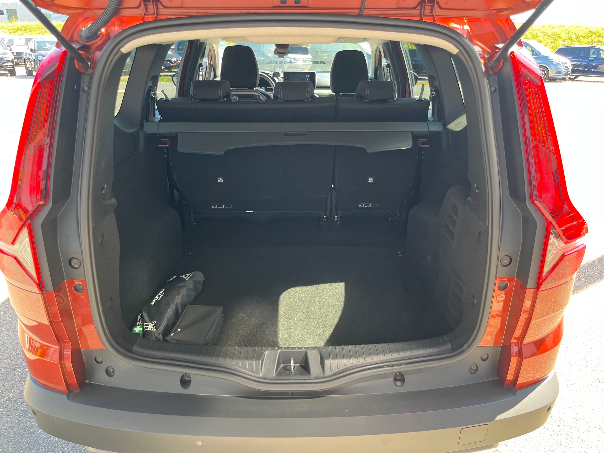 DACIA Jogger HEV 140 Extreme+++FORTLAUFENDE NEUWAGENGARANTIE+++-image-13