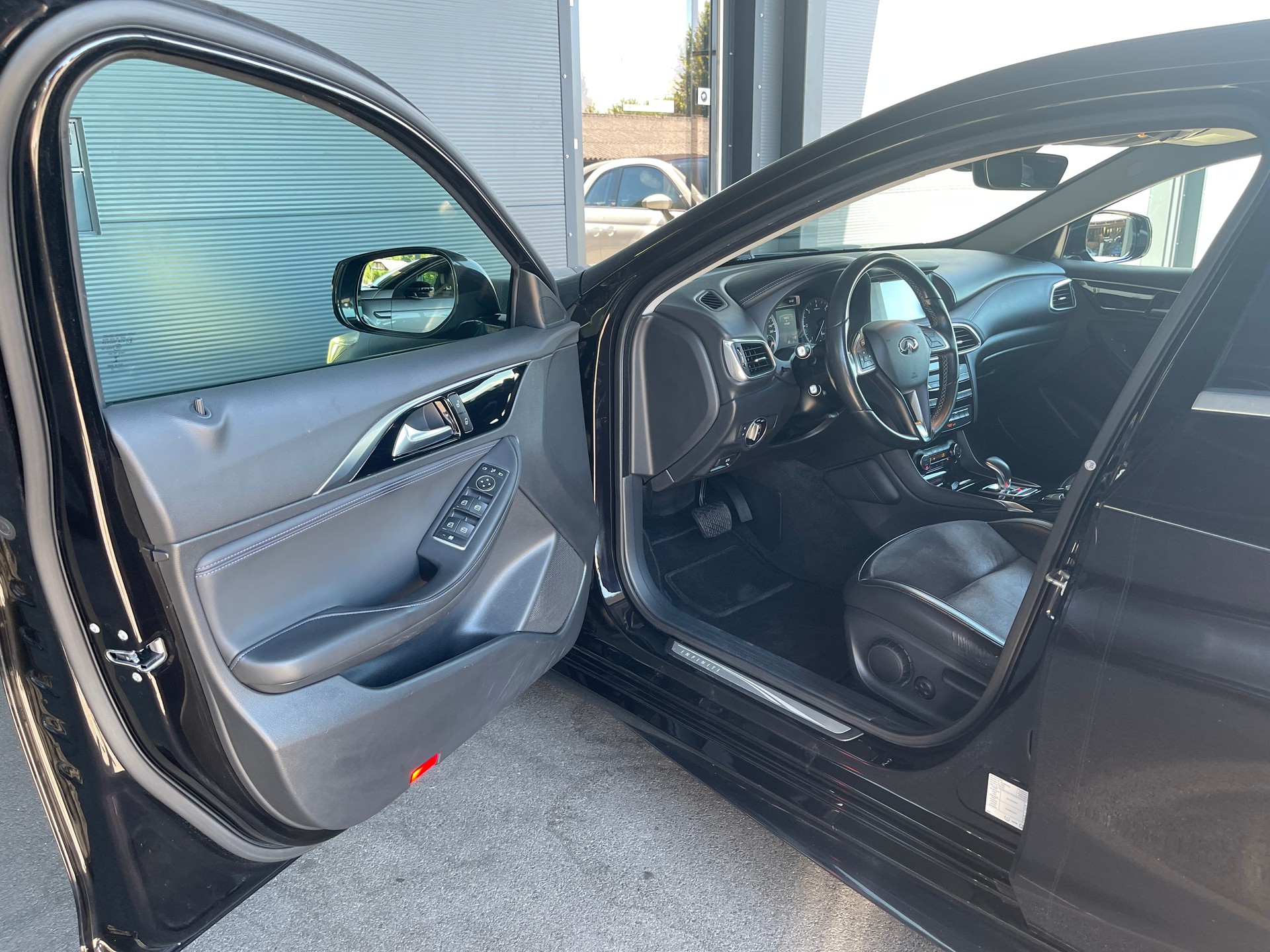 INFINITI Q30 2.2d Business Executive FWD DCT-image-6