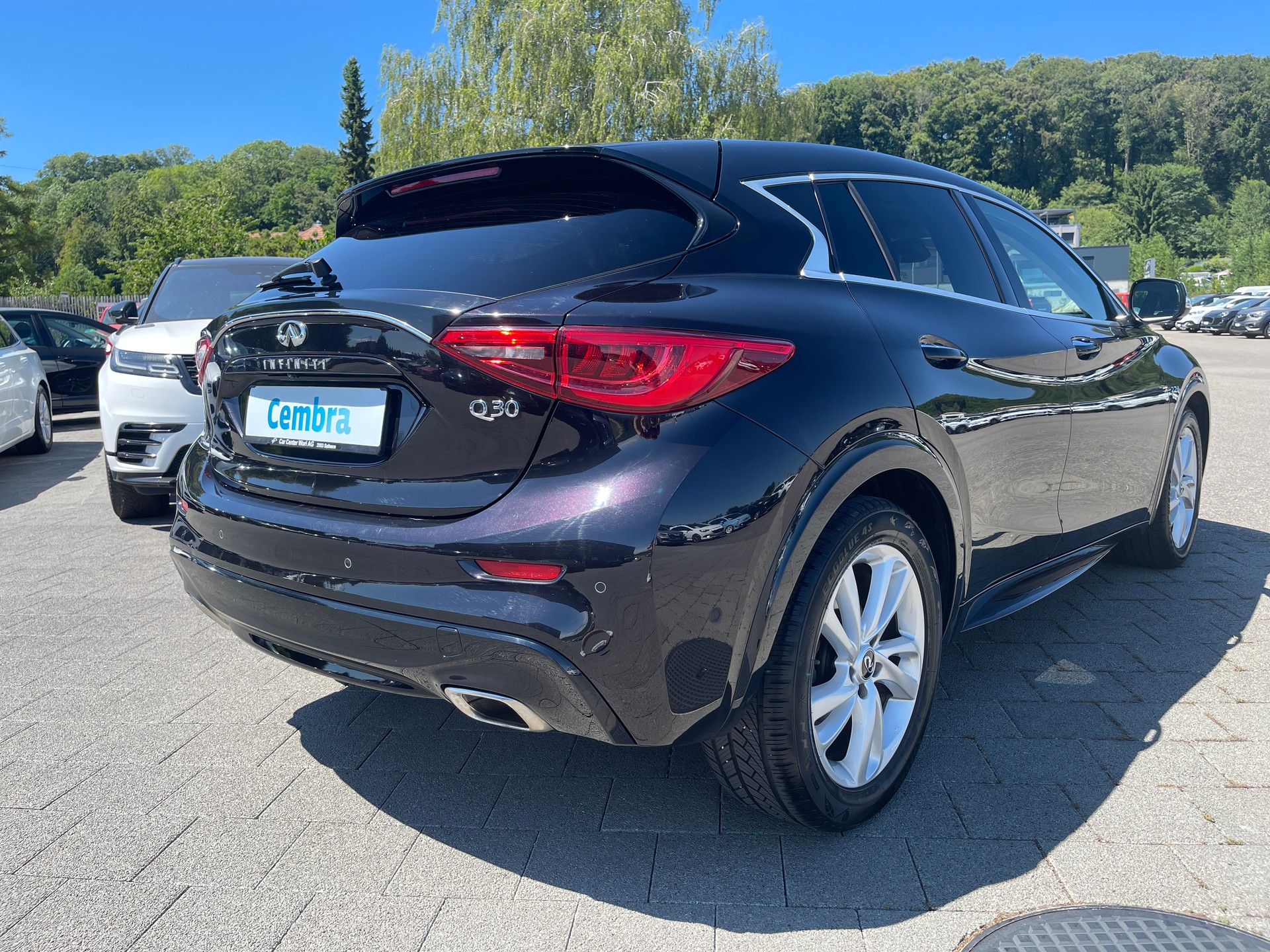 INFINITI Q30 2.2d Business Executive FWD DCT-image-3