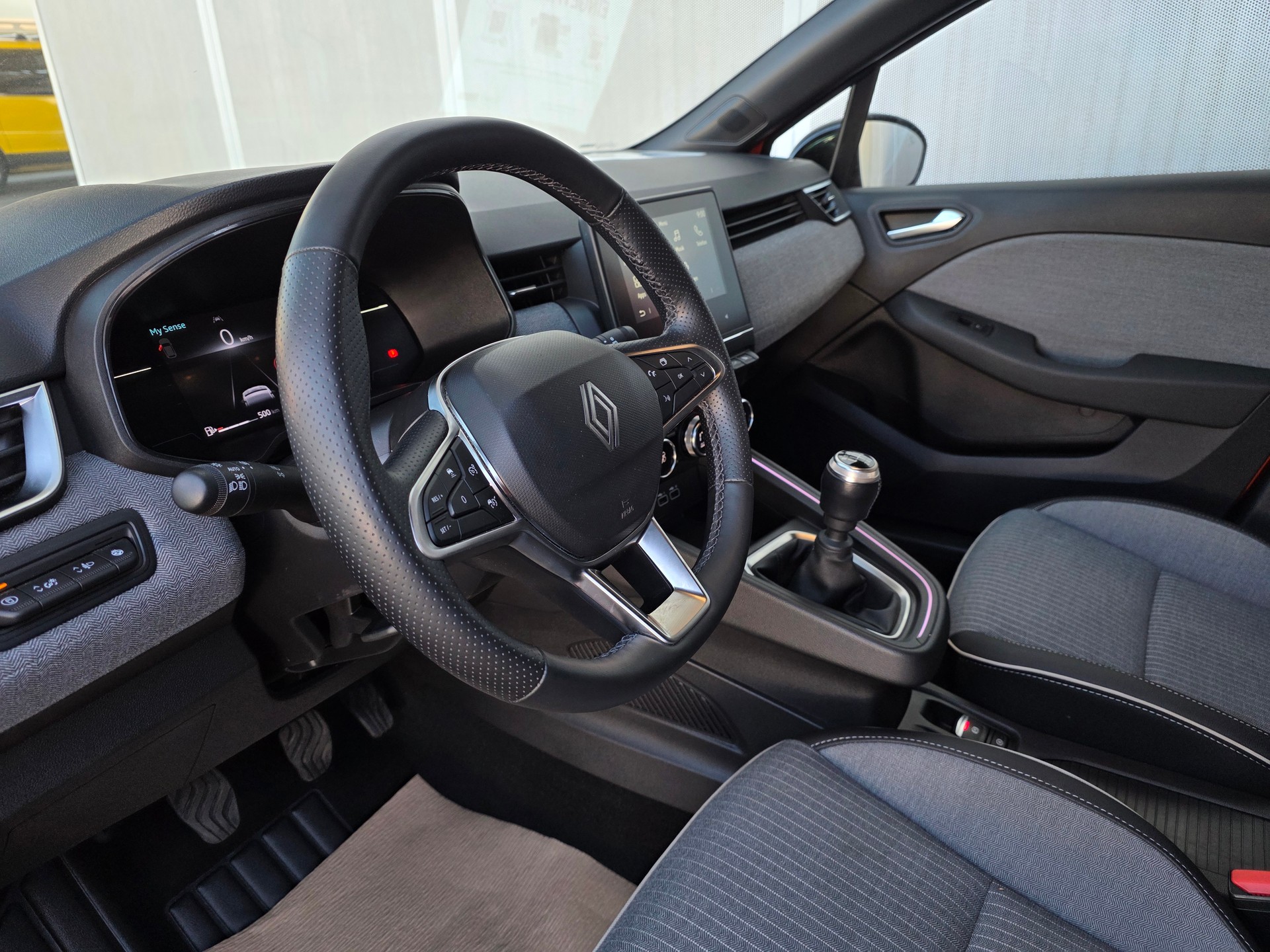 RENAULT Clio 1.0 Techno-image-5