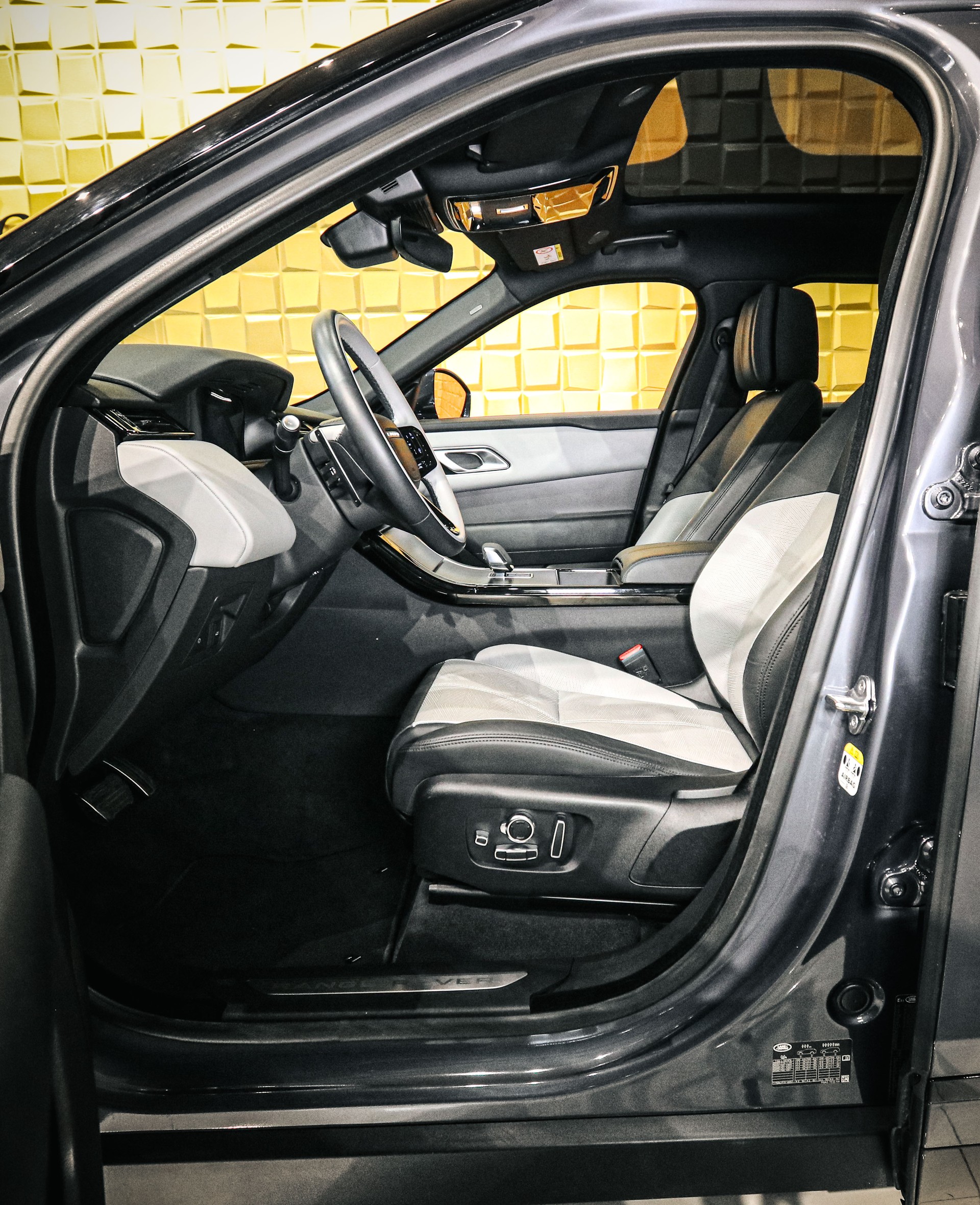LAND ROVER Range Rover Velar D300 I6 MHEV HSE Dynamic-image-8