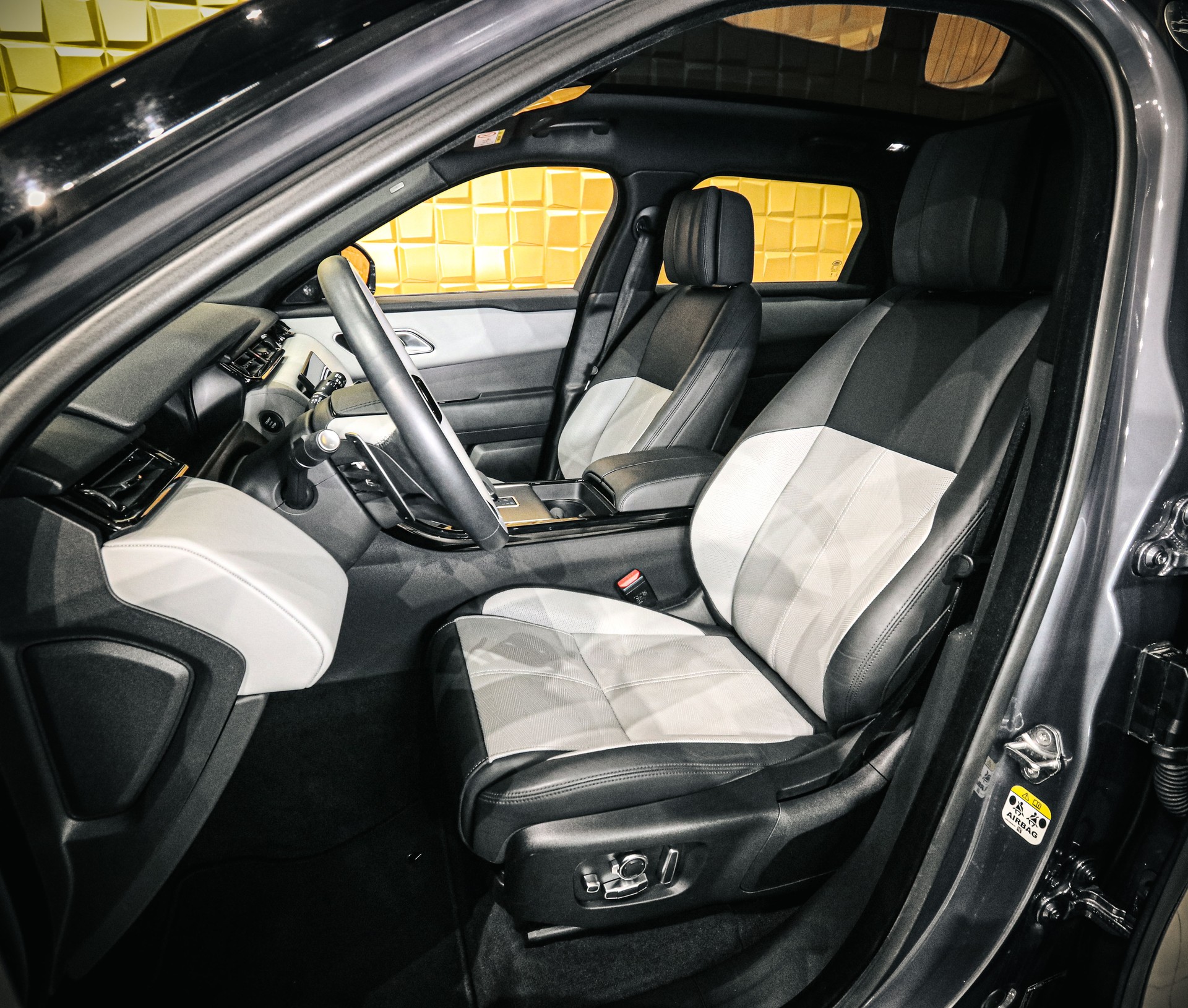 LAND ROVER Range Rover Velar D300 I6 MHEV HSE Dynamic-image-10