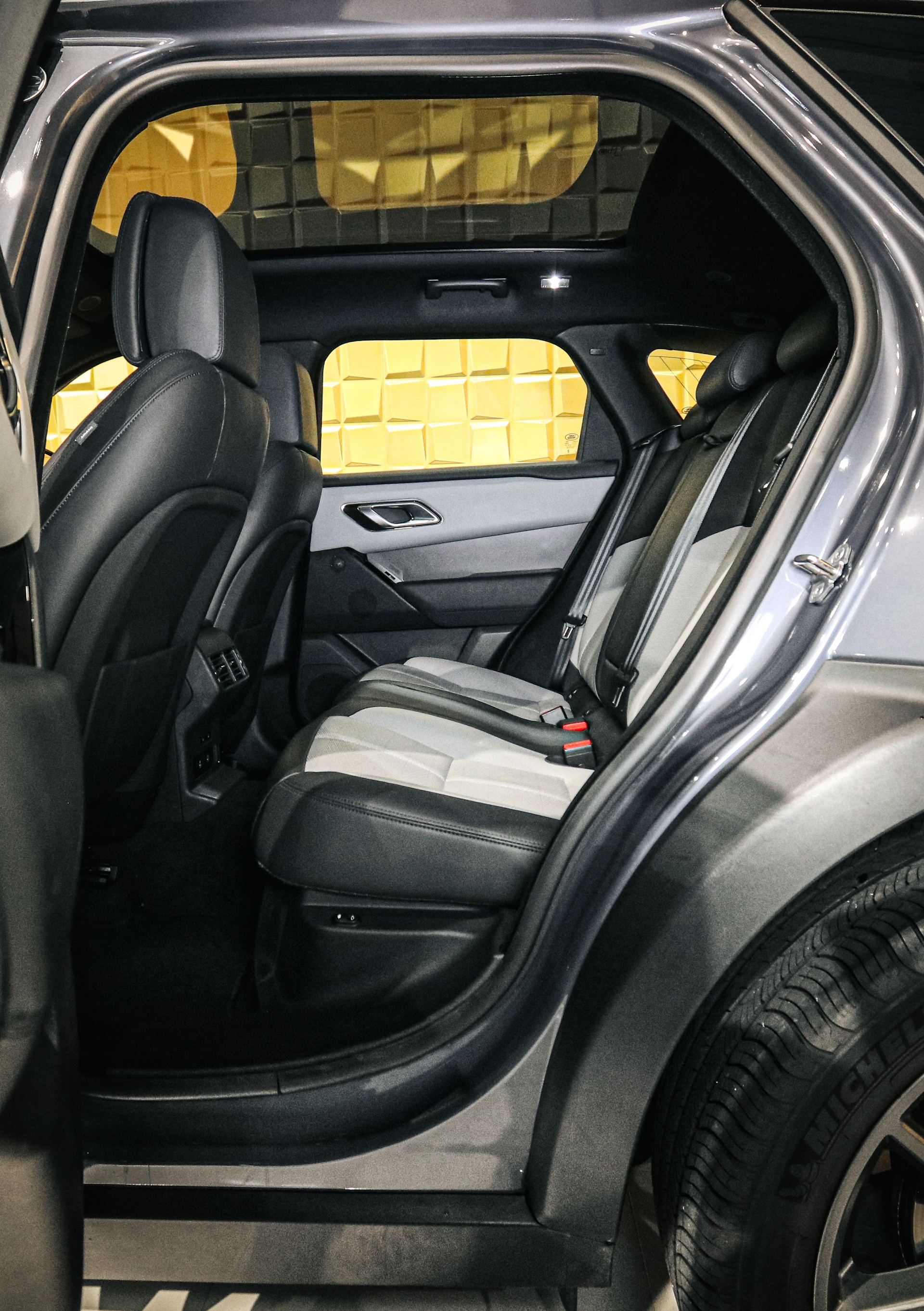 LAND ROVER Range Rover Velar D300 I6 MHEV HSE Dynamic-image-9