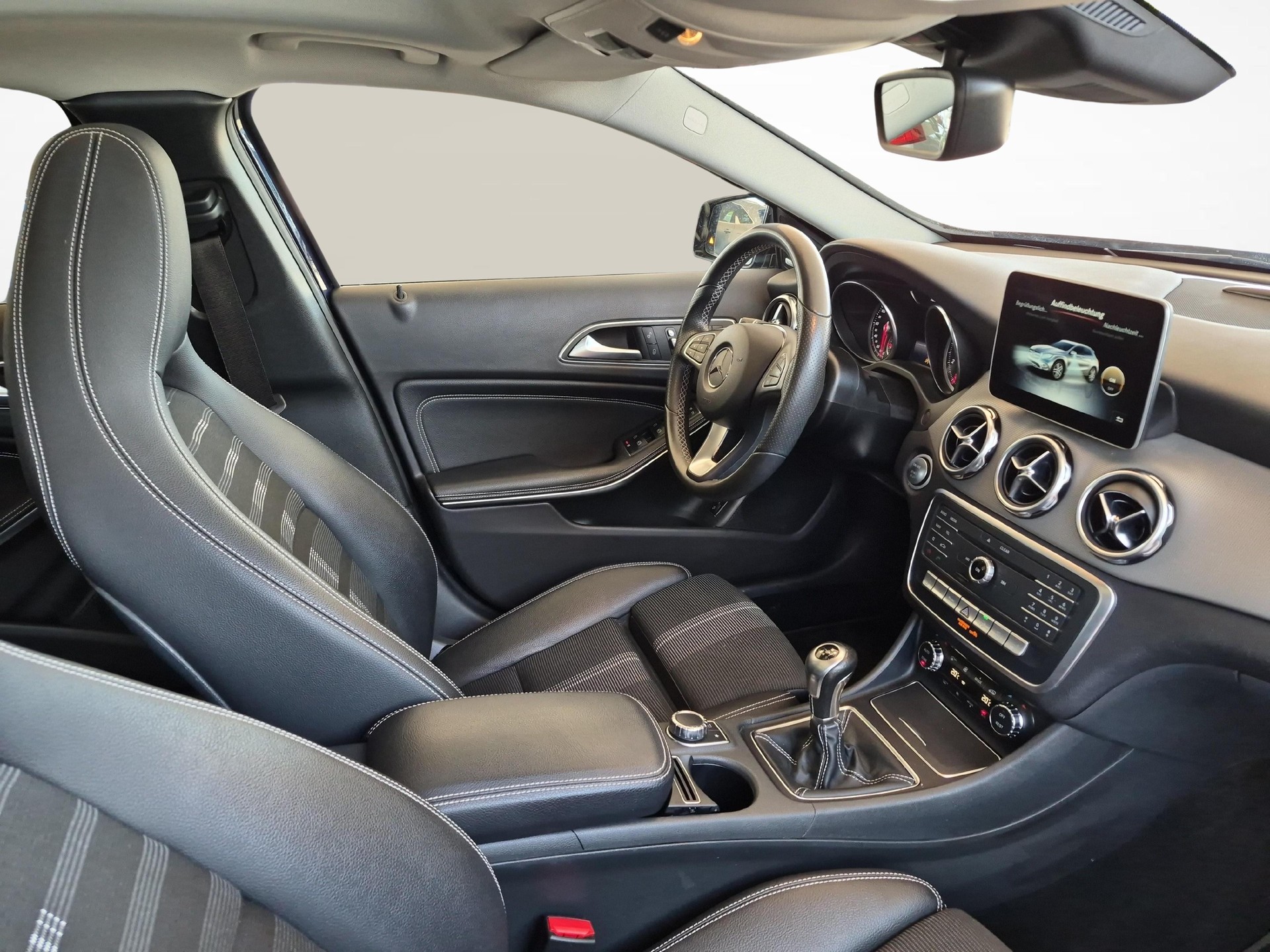 MERCEDES-BENZ GLA 200 Urban-image-9