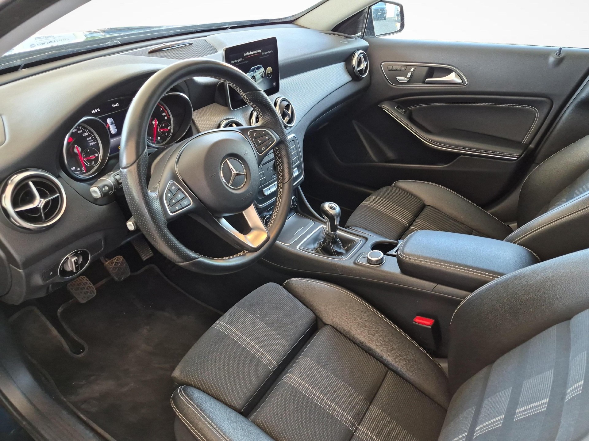MERCEDES-BENZ GLA 200 Urban-image-12