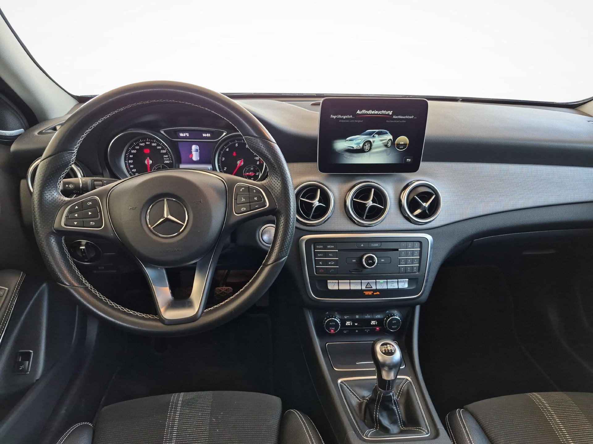 MERCEDES-BENZ GLA 200 Urban-image-8