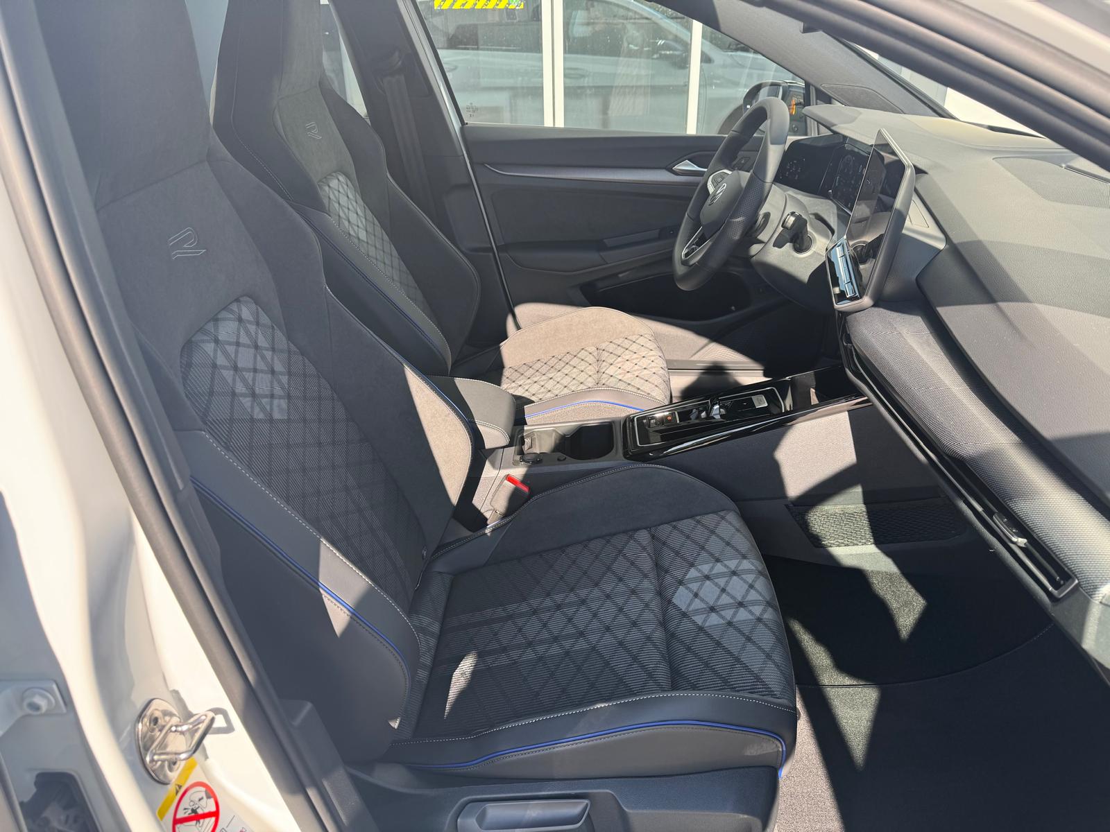 VW Golf Variant 2.0 TSI R-Line DSG 4 Motion-image-2