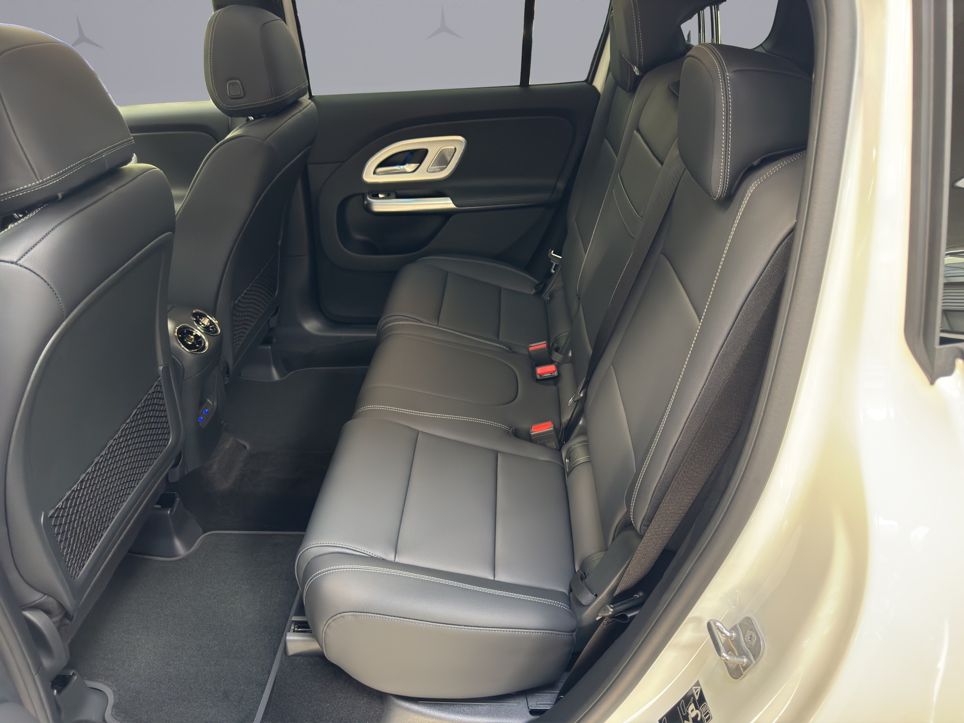 MERCEDES-BENZ GLB 220 4matic AMG Line-image-9