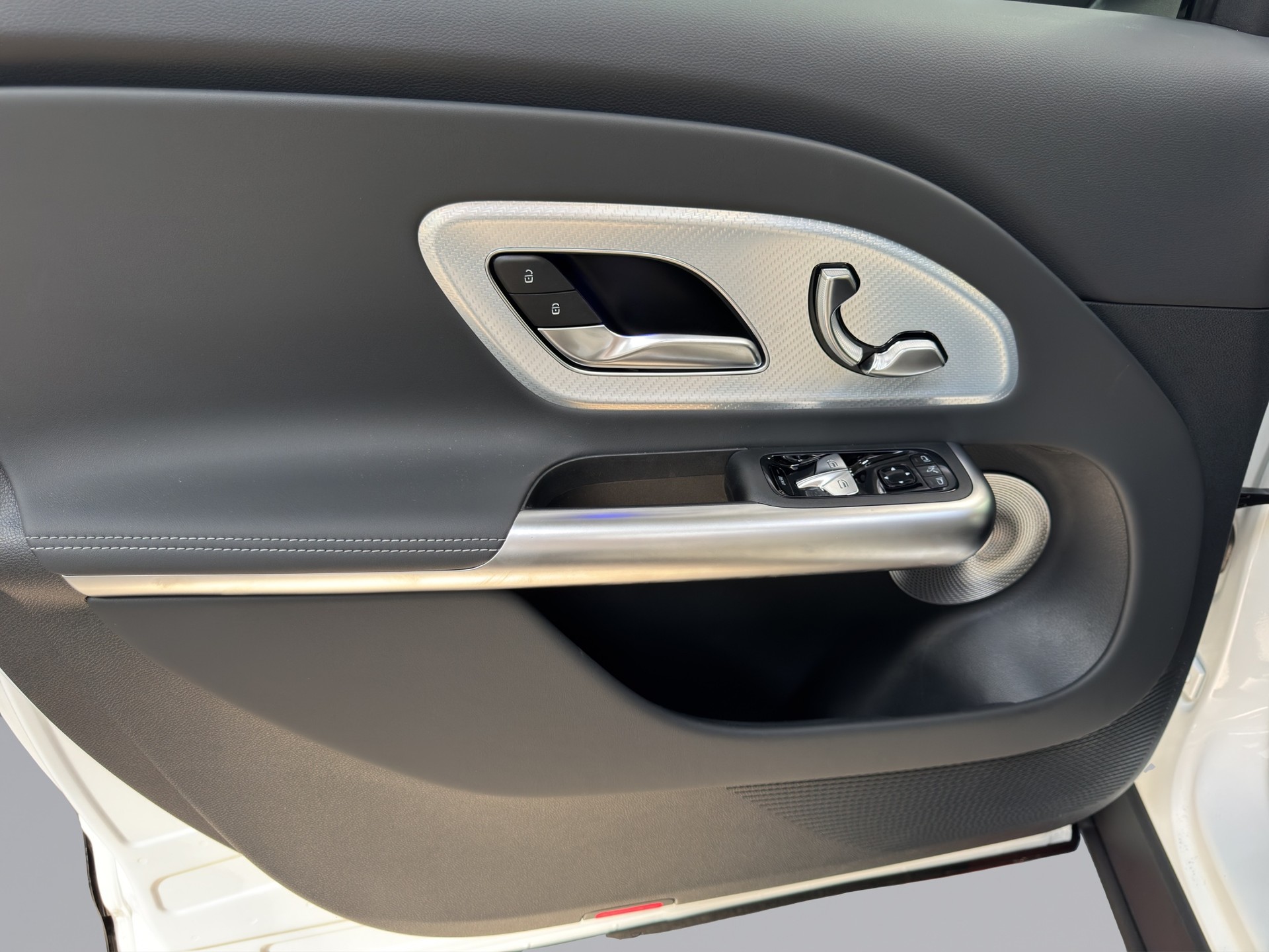 MERCEDES-BENZ GLB 220 4matic AMG Line-image-13