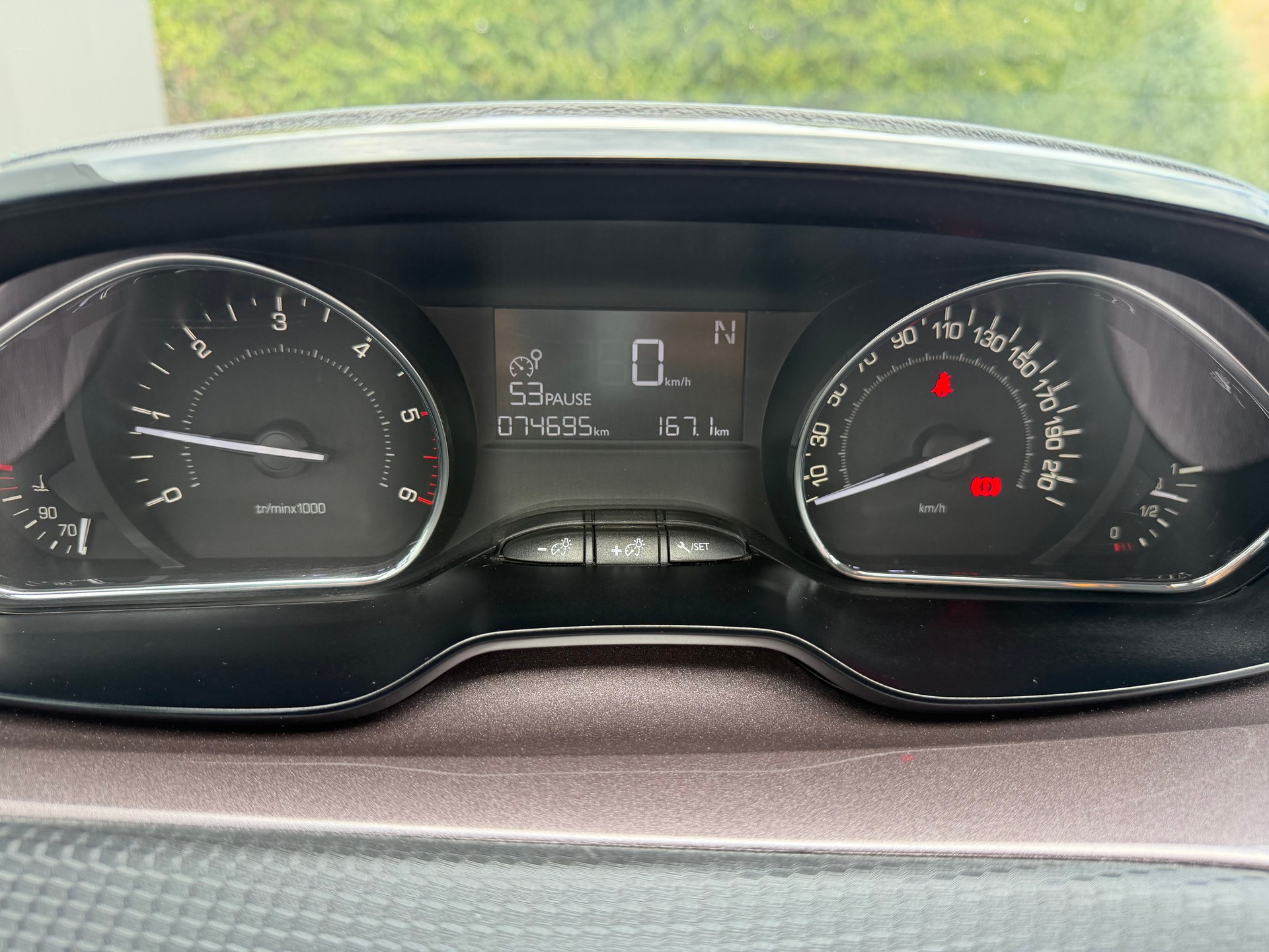 PEUGEOT 2008 1.6 e-HDi Style EGS6-image-10