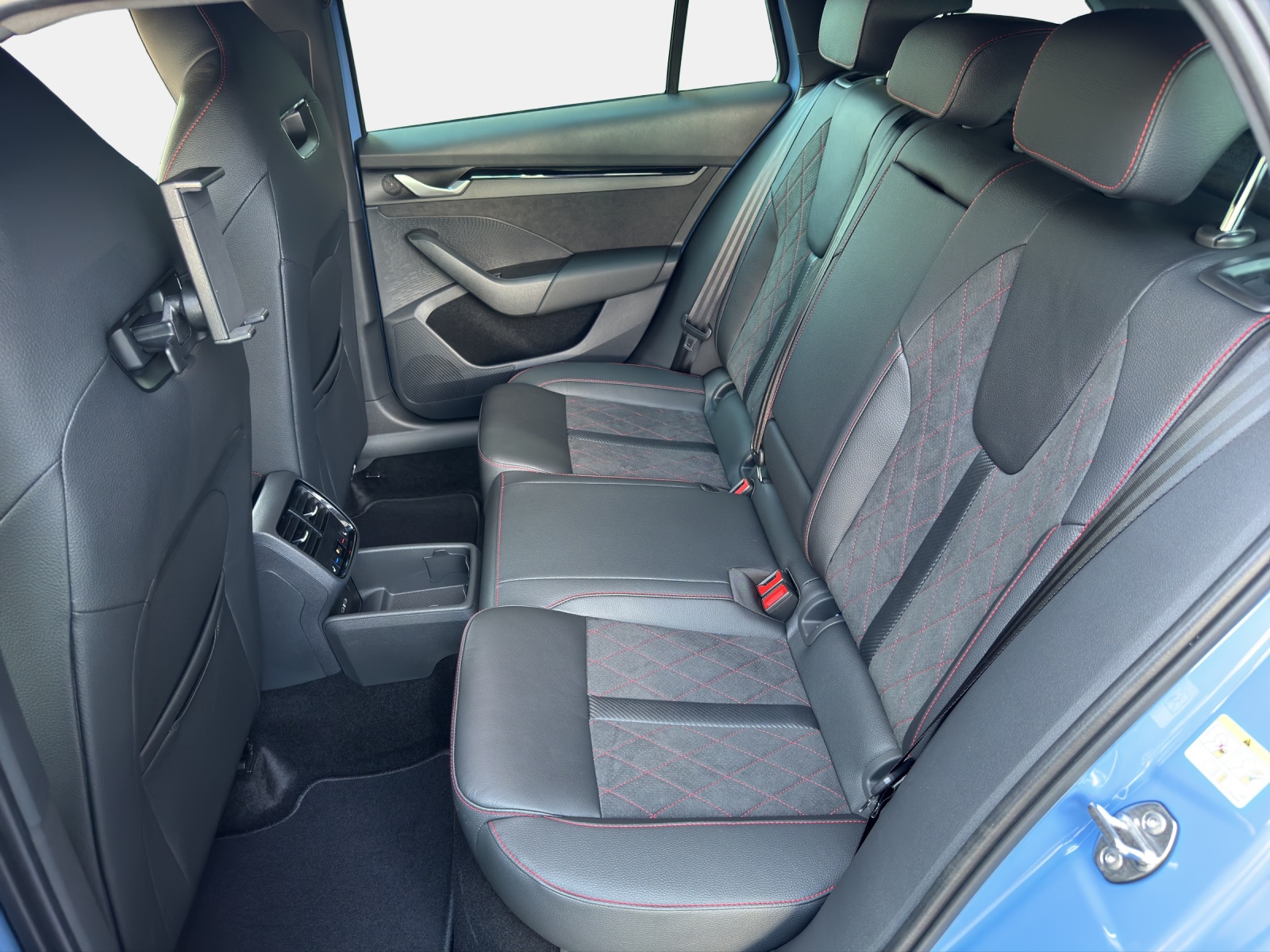 SKODA Octavia Combi 2.0 TSI DSG RS 30 Years Edition-image-16