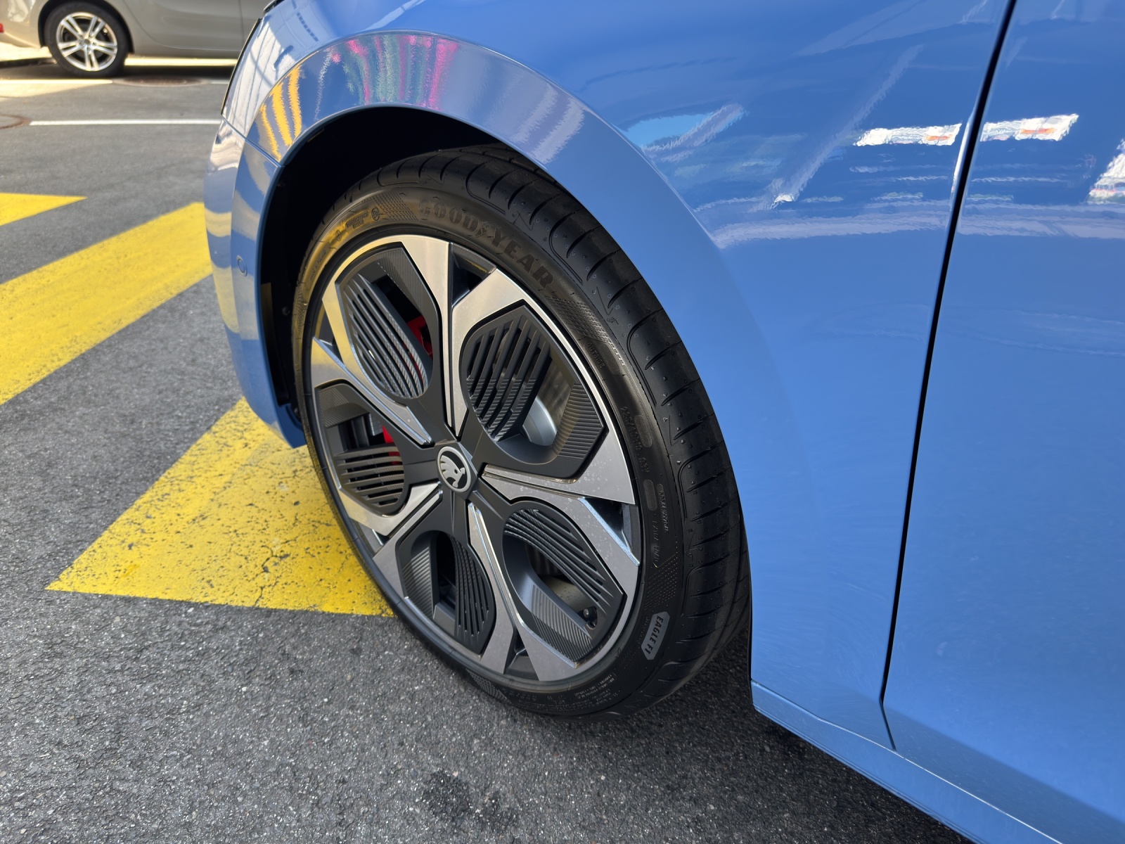 SKODA Octavia Combi 2.0 TSI DSG RS 30 Years Edition-image-5