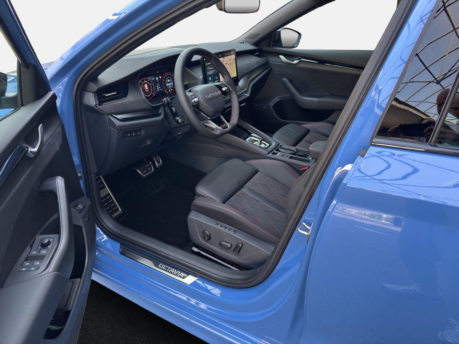 SKODA Octavia Combi 2.0 TSI DSG RS 30 Years Edition-image-17