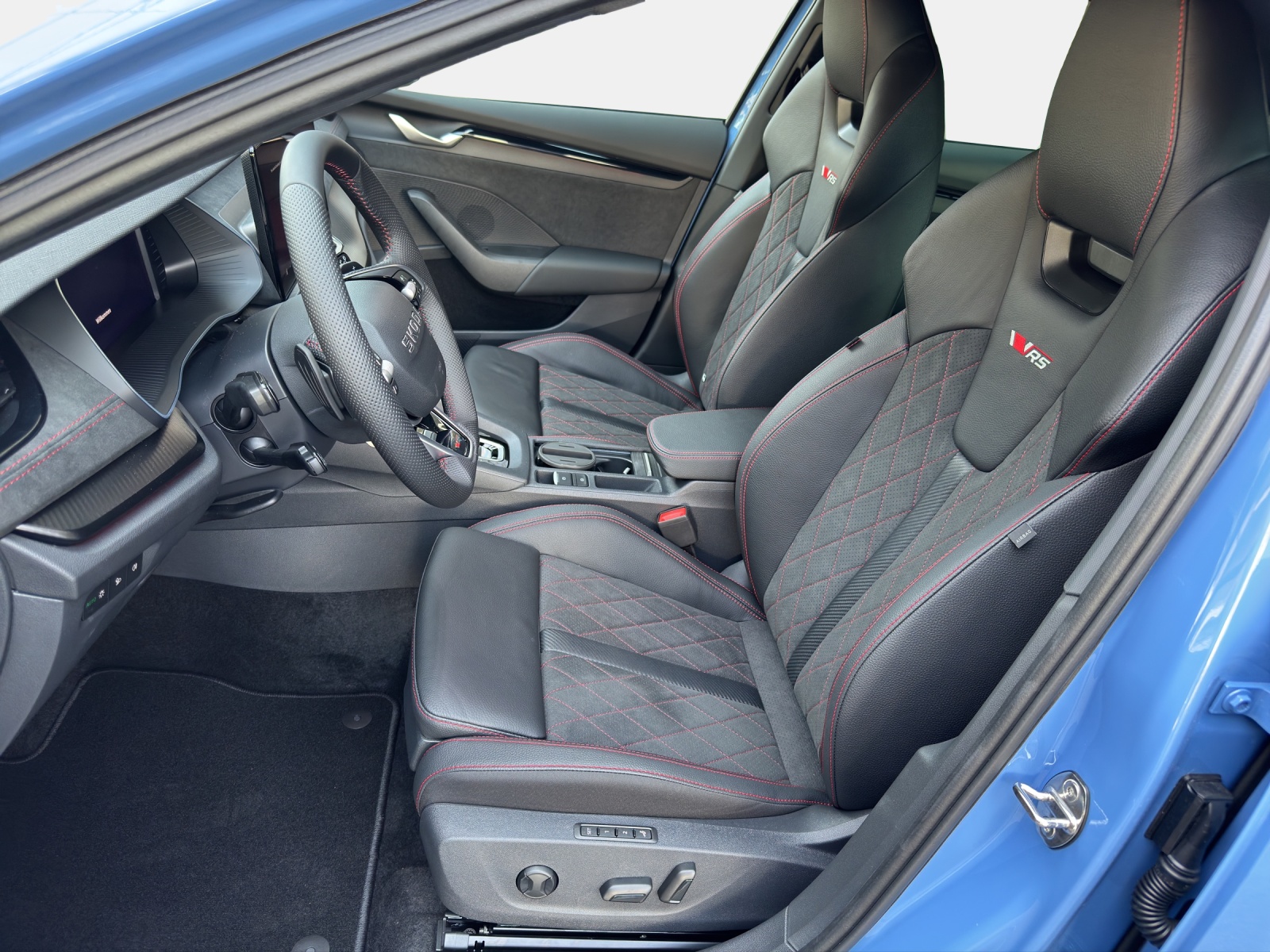 SKODA Octavia Combi 2.0 TSI DSG RS 30 Years Edition-image-6