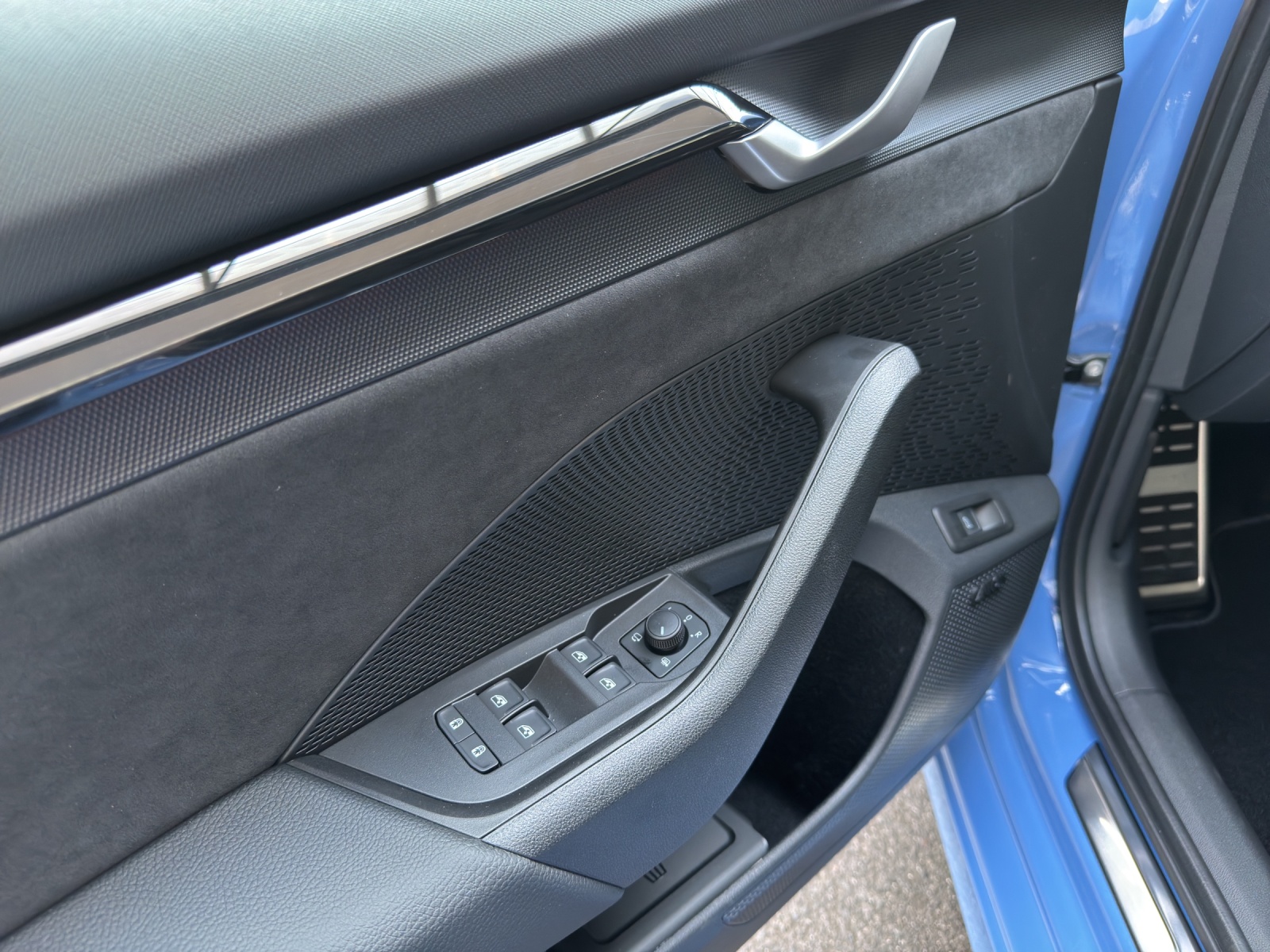 SKODA Octavia Combi 2.0 TSI DSG RS 30 Years Edition-image-15