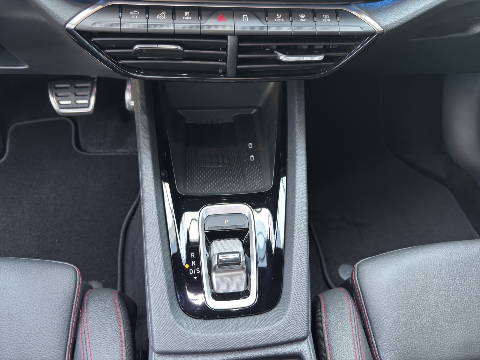 SKODA Octavia Combi 2.0 TSI DSG RS 30 Years Edition-image-10