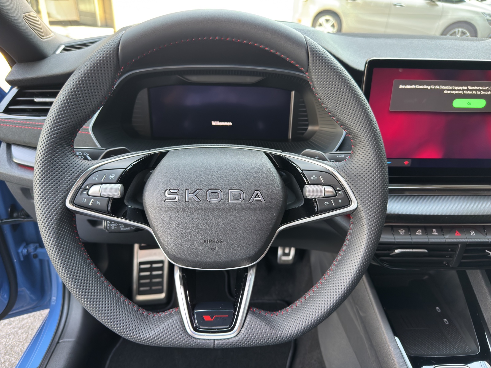 SKODA Octavia Combi 2.0 TSI DSG RS 30 Years Edition-image-7