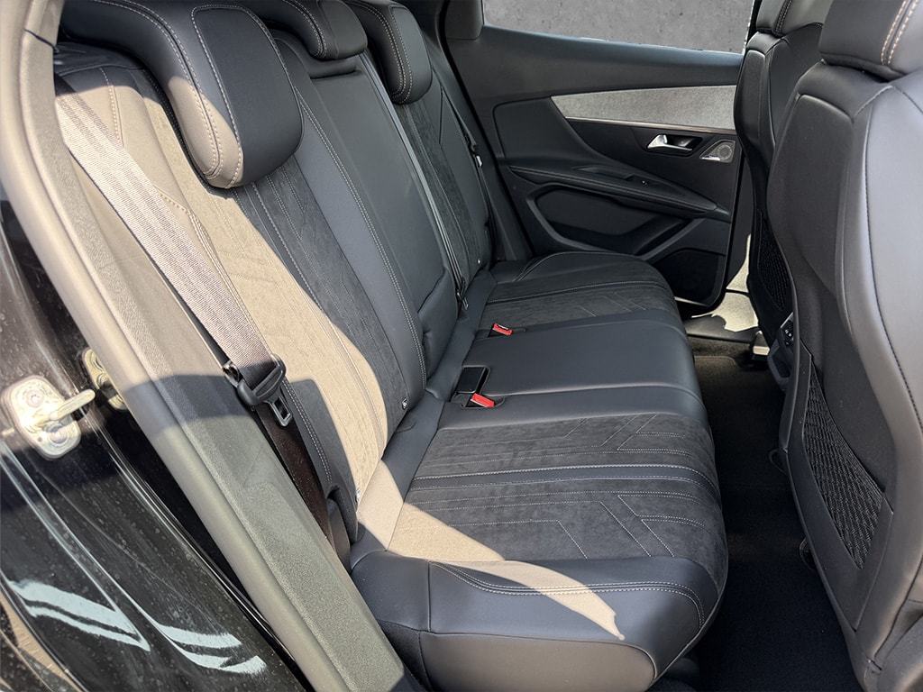 PEUGEOT 3008 1.2 PureTech GT Pack-image-11