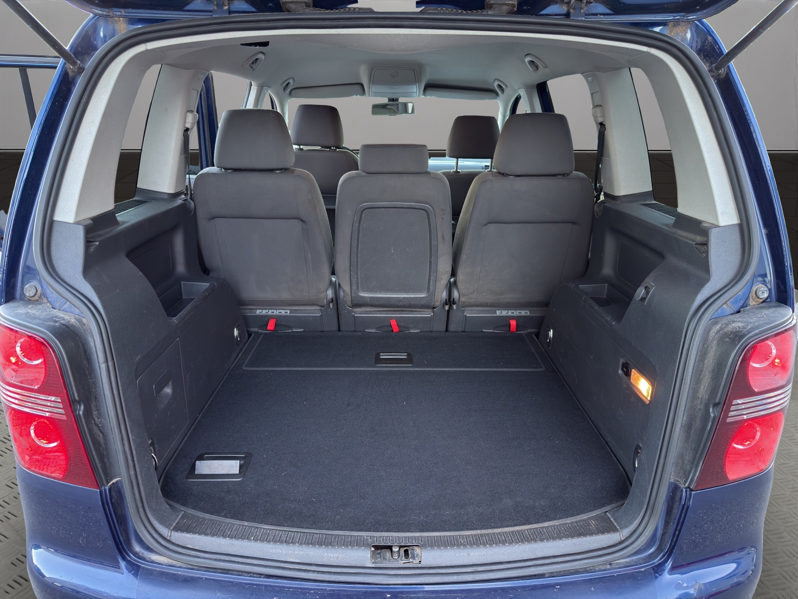 VW Touran 2.0 TDI Highline-image-18