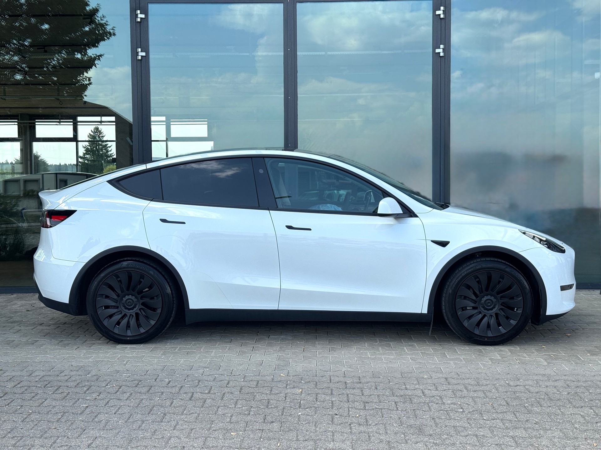 TESLA Model Y Long Range-image-6
