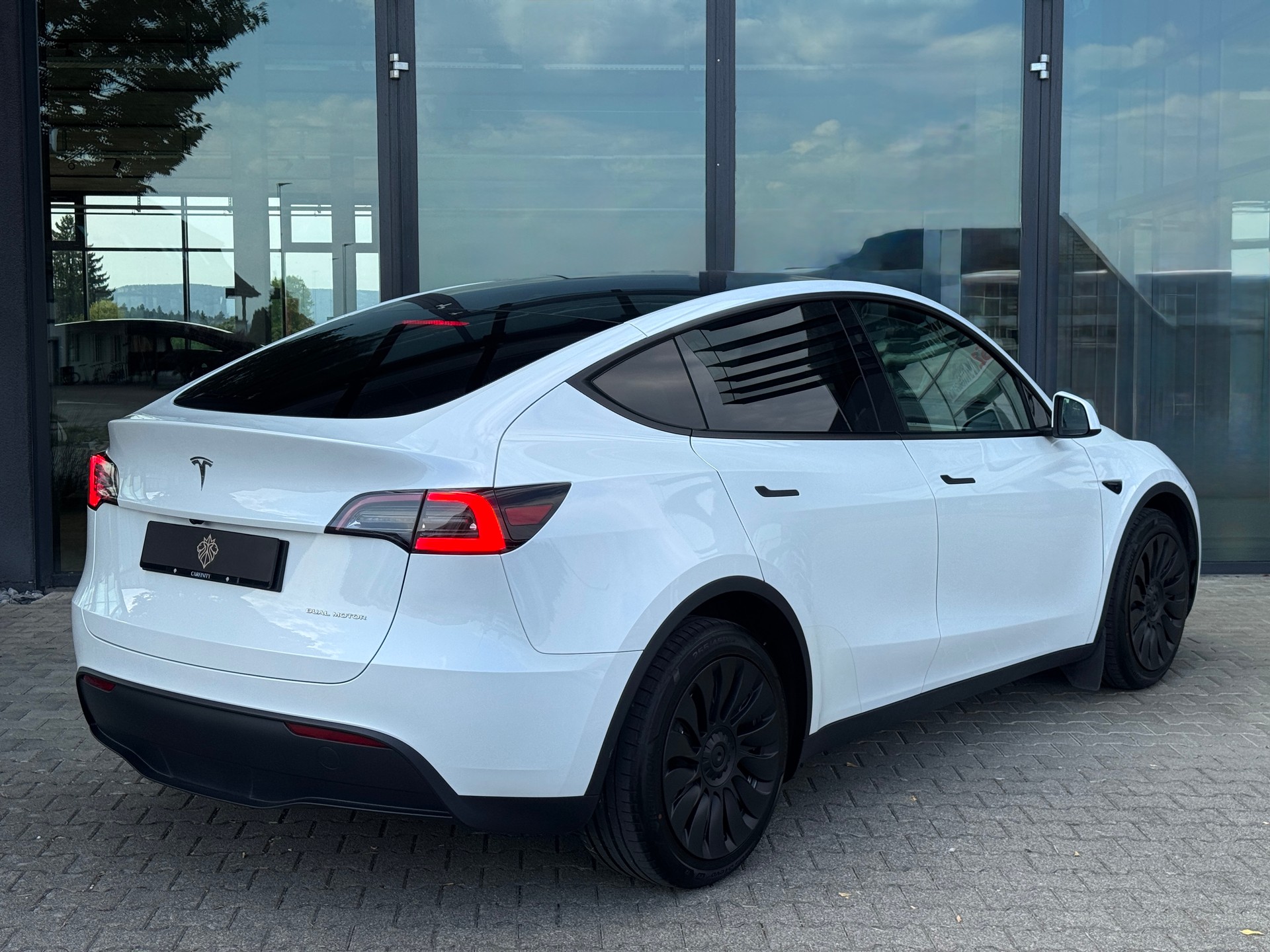 TESLA Model Y Long Range-image-5